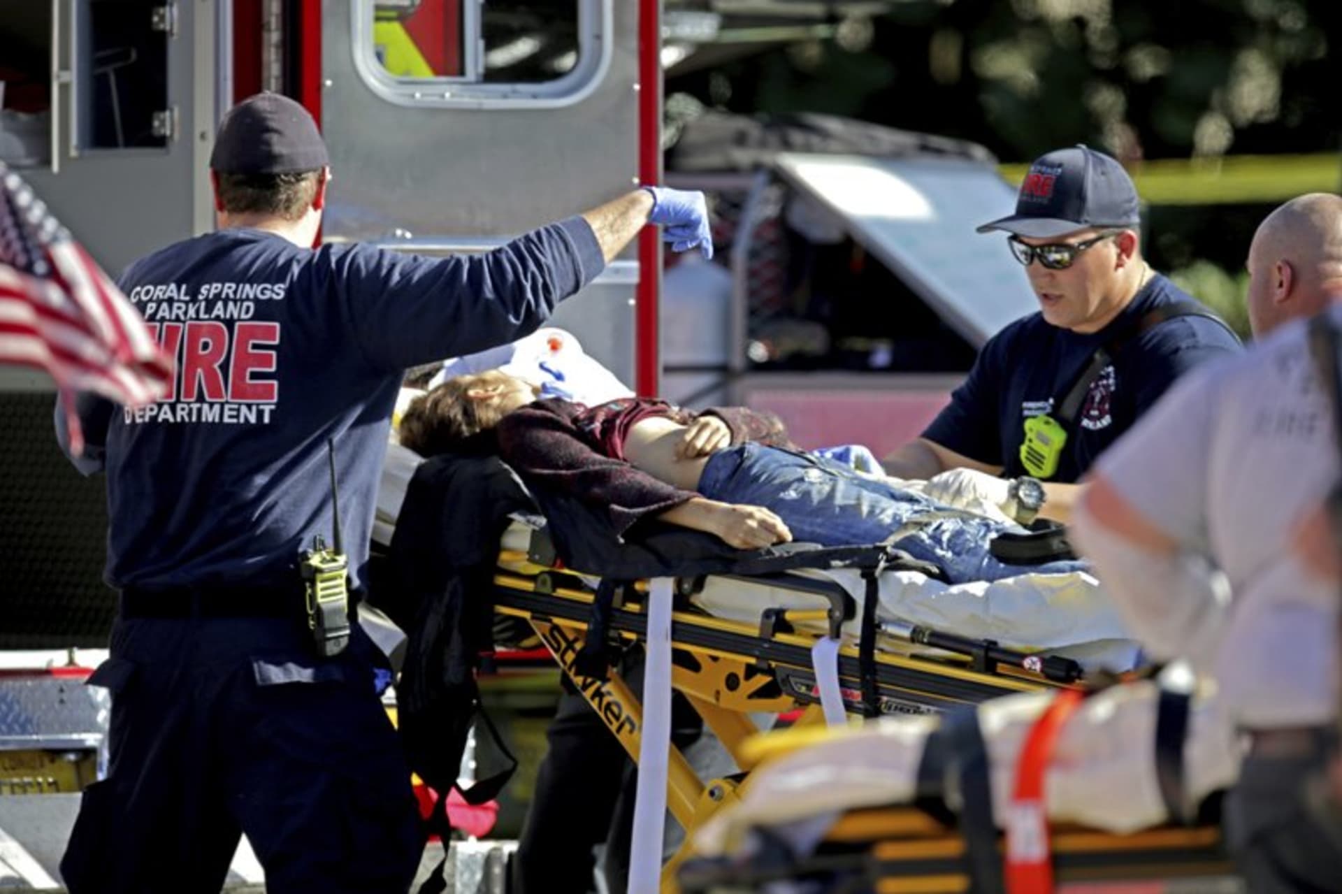 Střelba ve floridské střední má 17 obětí, další bojují o život v nemocnici