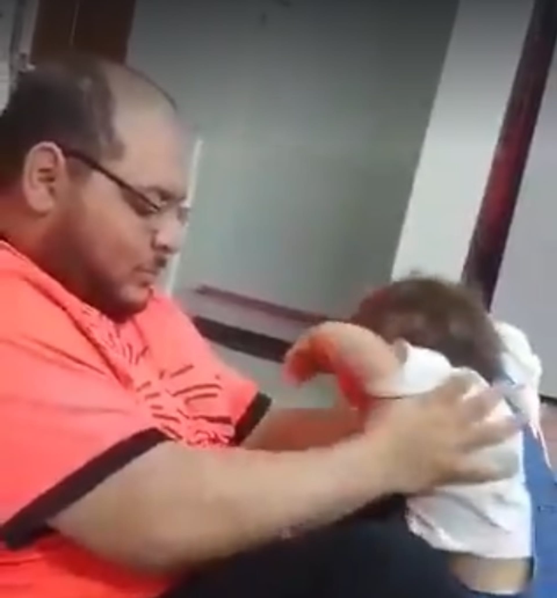 Muž bijící svou dceru