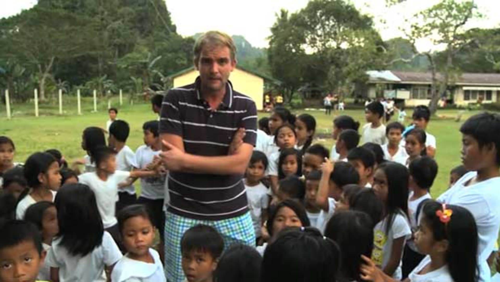 Libor Bouček a děti na Filipínách.