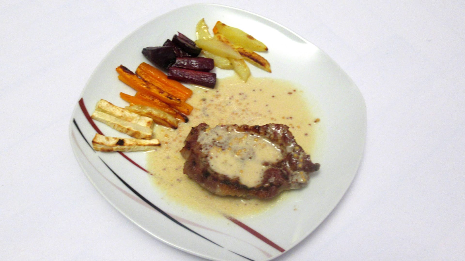 Steak z krkovice s hořčičnou omáčkou, barevné hranolky