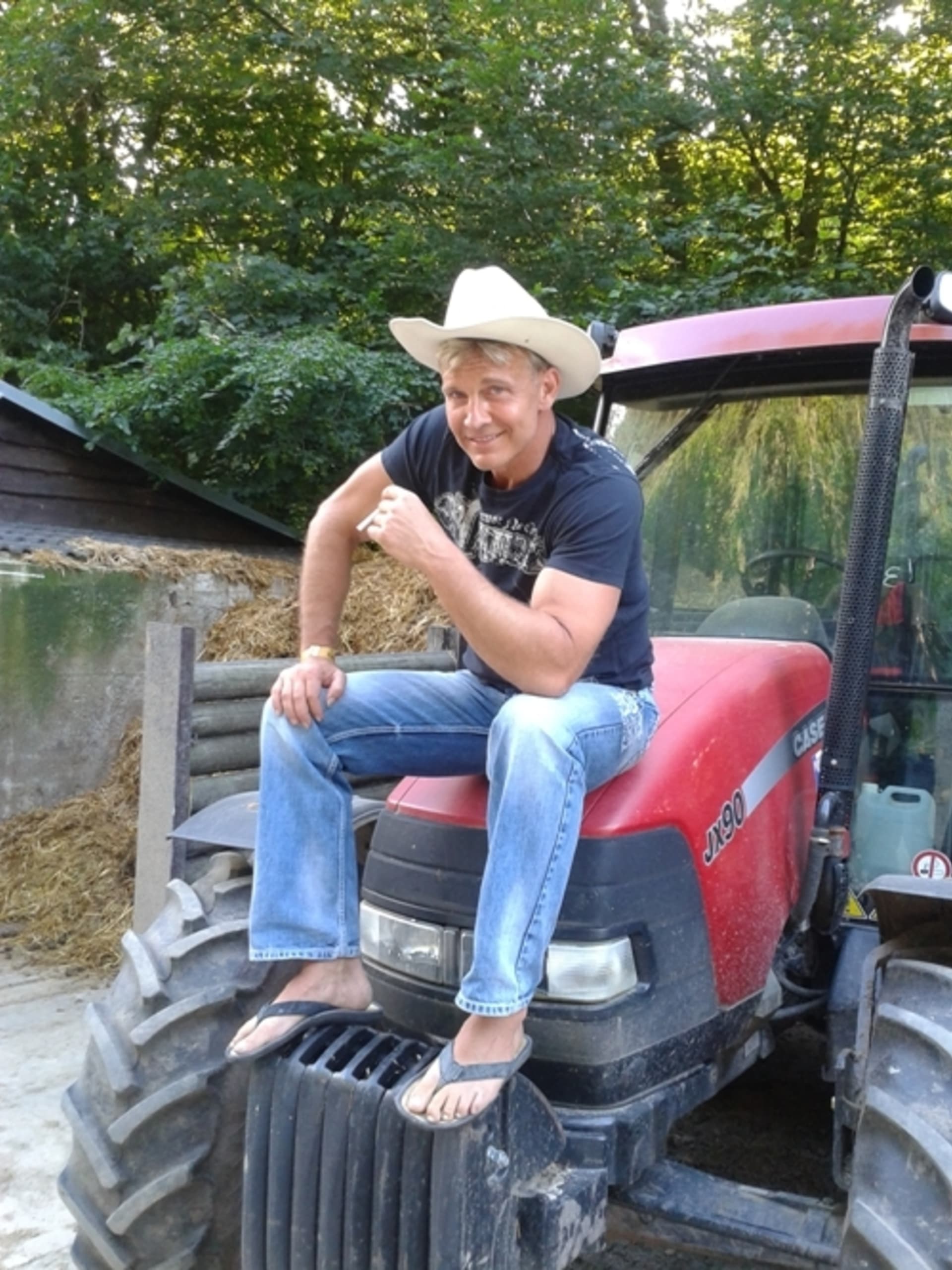 Martin Maxa nakonec pózoval místo na koni na traktoru