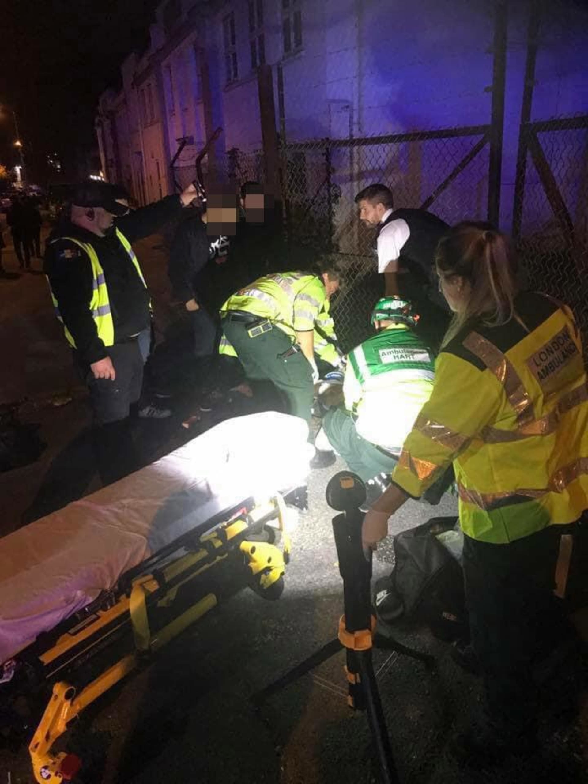 Záchranáři ošetřují zraněné u mešity v Londýně