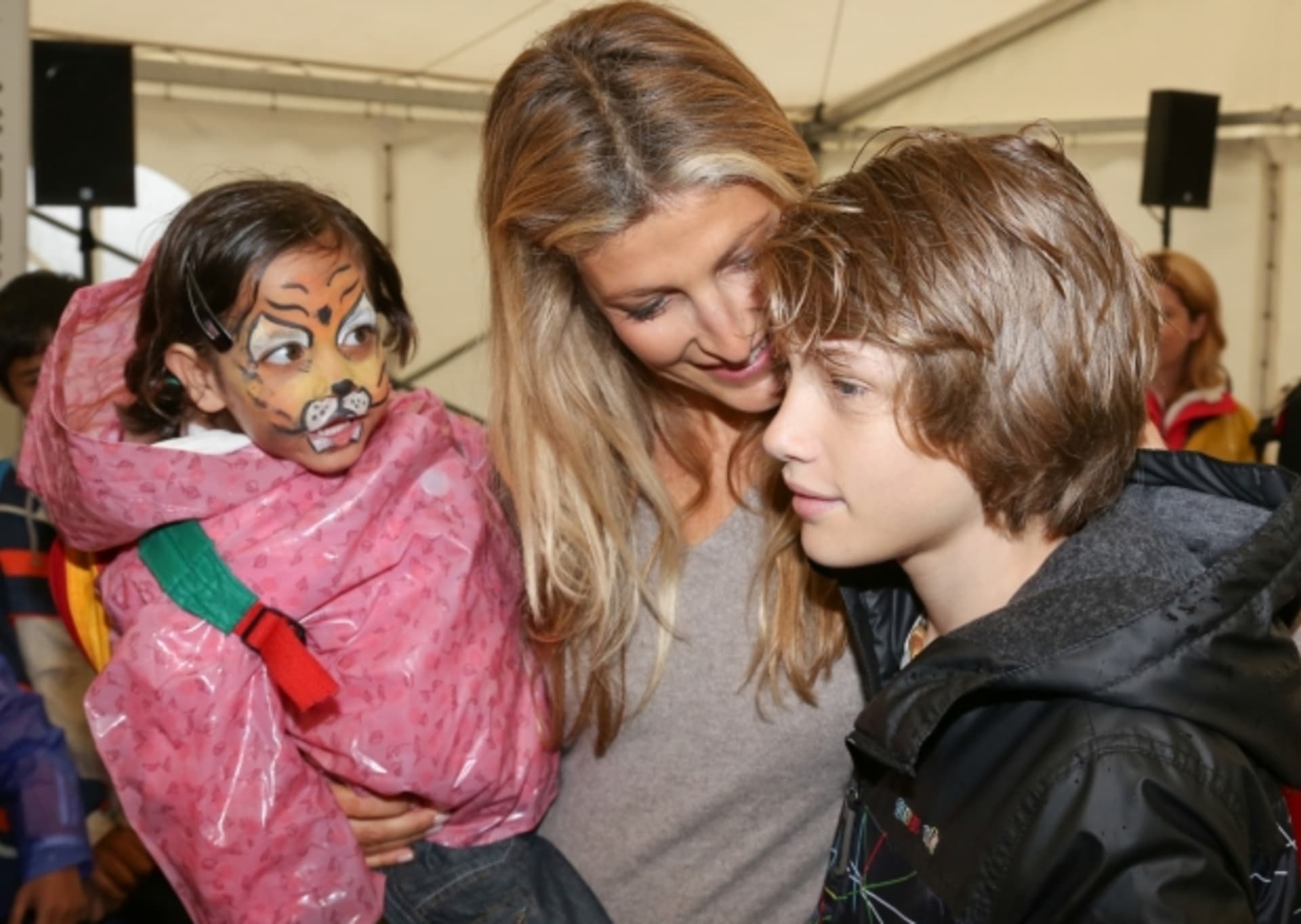 Tereza Maxová se synem Tobiasem a holčičkou z dětského domova