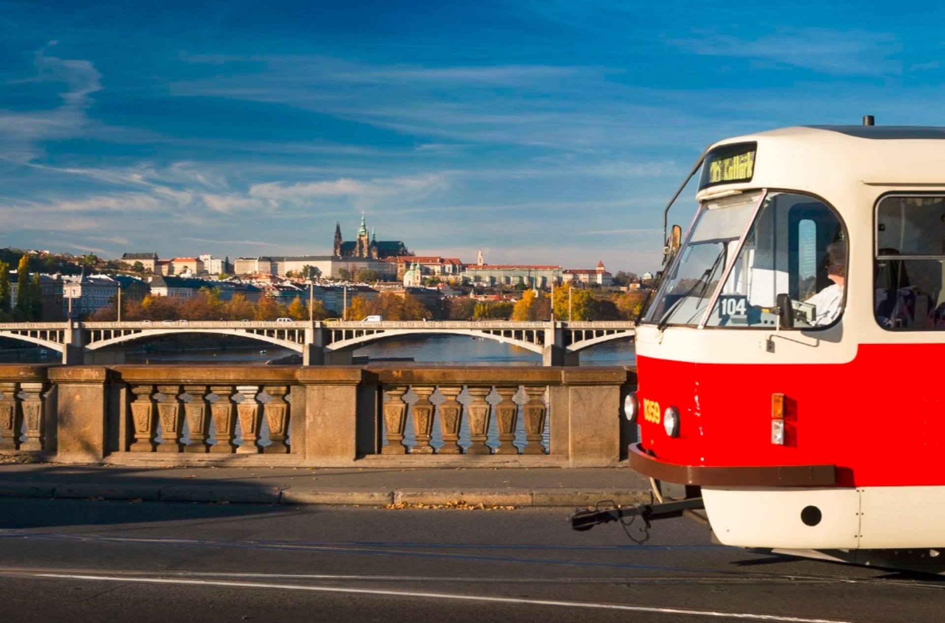 Tramvaj s pozadím Pražského hradu