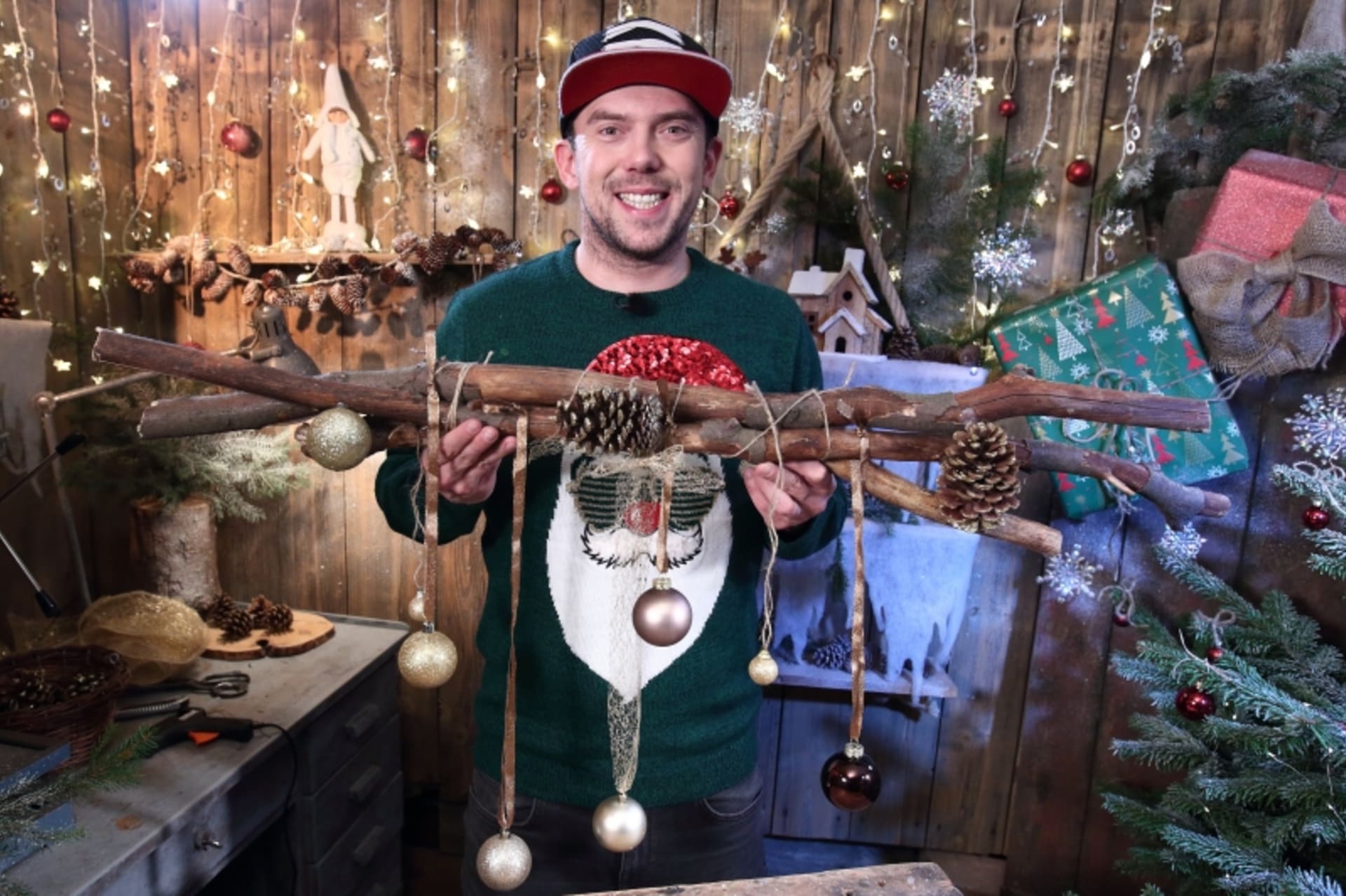 Vyrobte si vánoční větev k zavěšení nad stůl