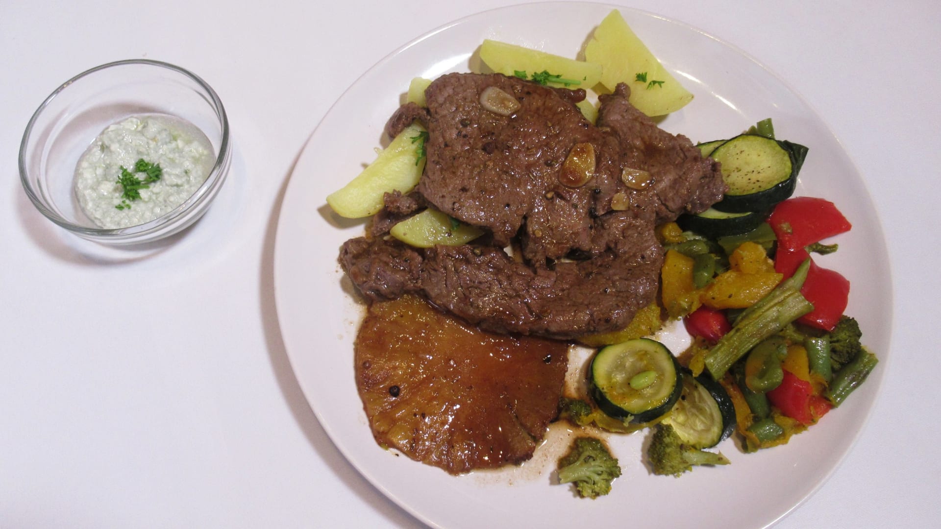 Hovězí steak na ananasu s rokfórovým dresinkem, vařené brambory a pečená zelenina