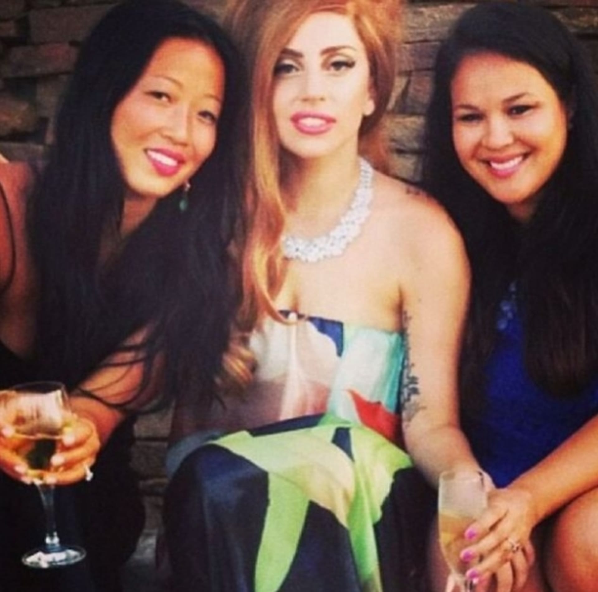 Lady Gaga (uprostřed) na svatbě své kamarádky vypadala skoro jako obyčejná normální holka