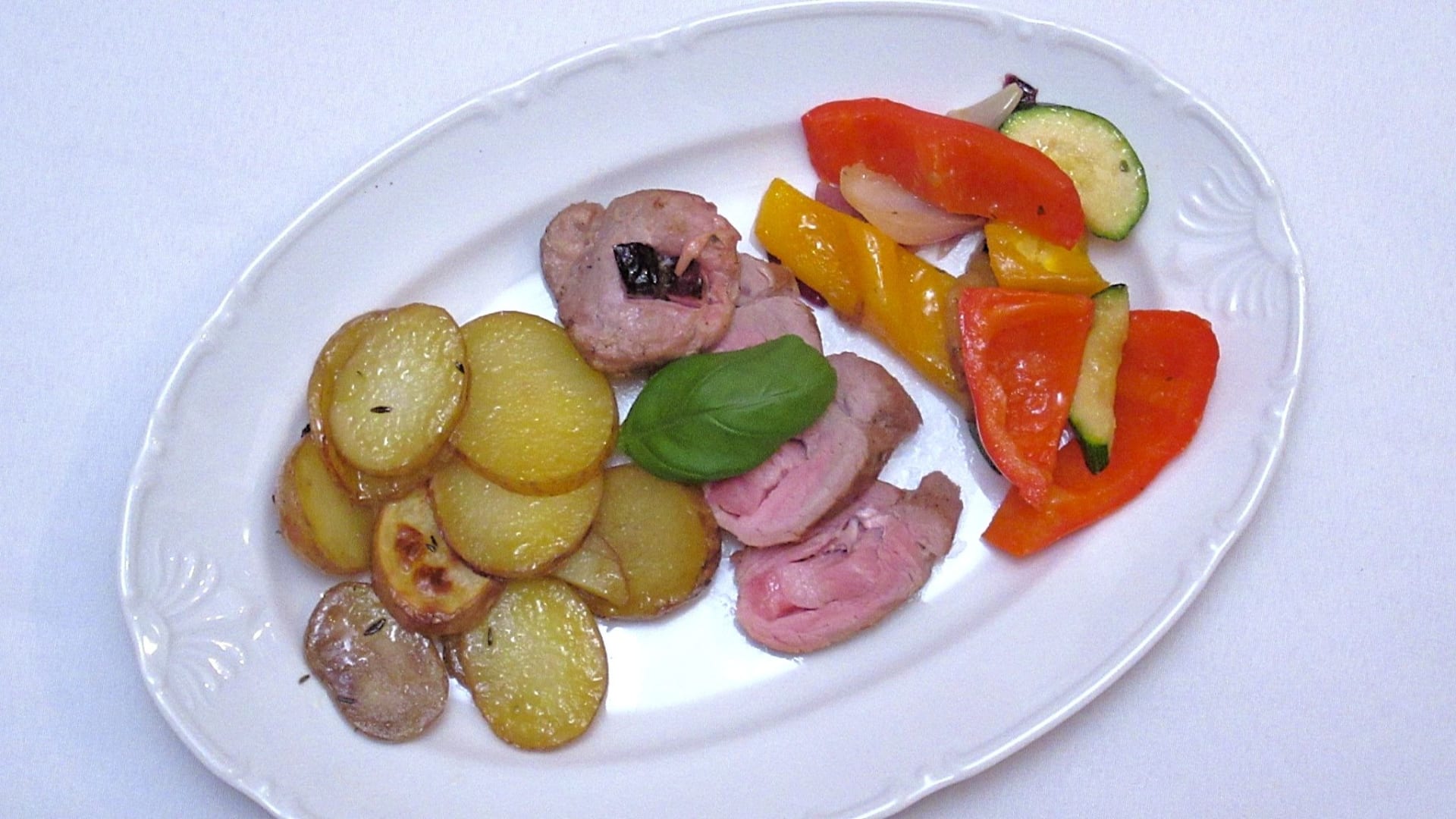 Špikovaná vepřová panenka, pečený brambor, grilovaná zelenina