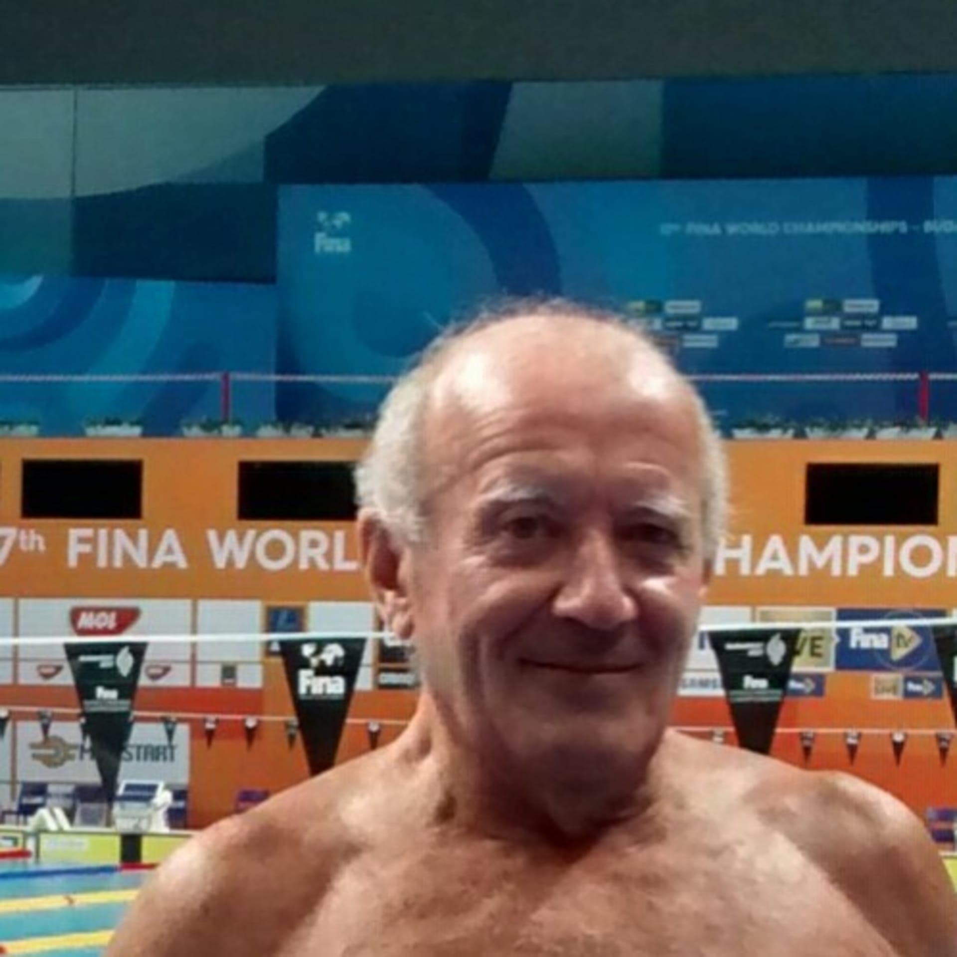 Španělský plavec Fernando Álvarez je oslavován jako hrdina