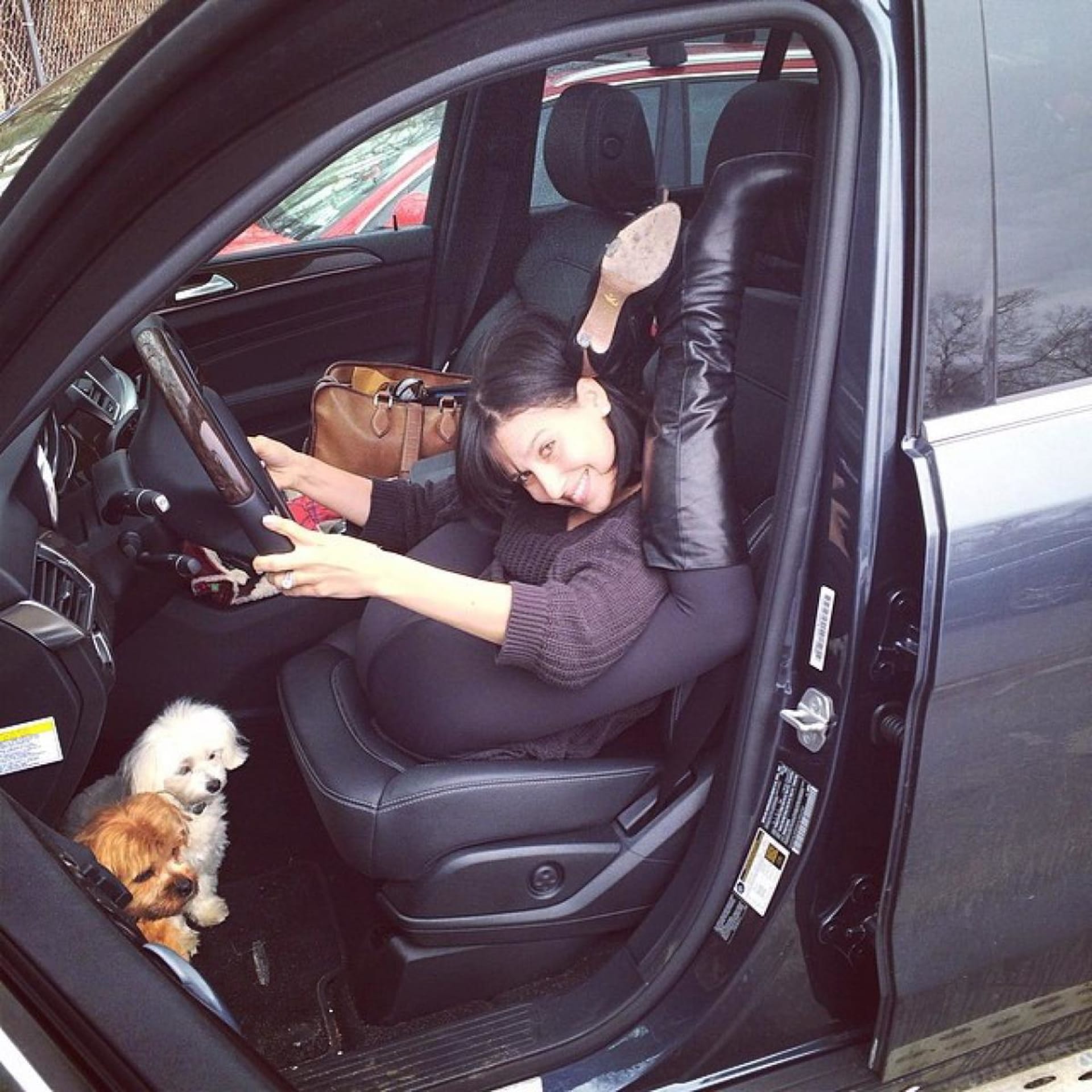 Hilaria Baldwin a její jóga v autě
