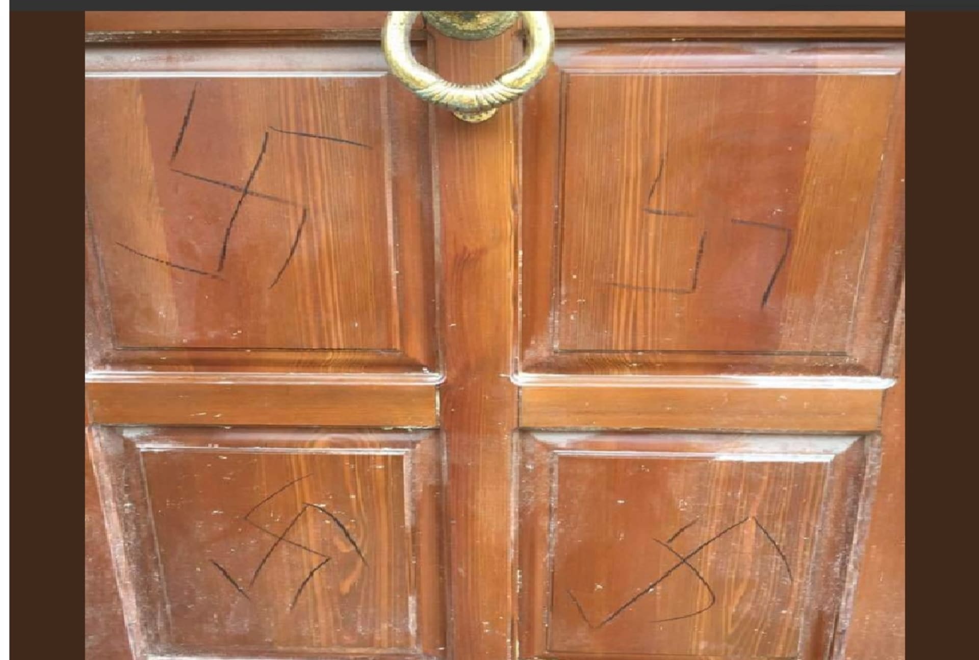 pomalované dveře Češky žijící v Zadaru foto twitter Jure Zubčić