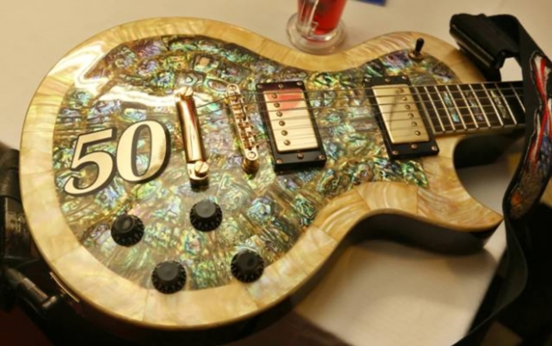 Krásná památeční kytara k výročí kapely