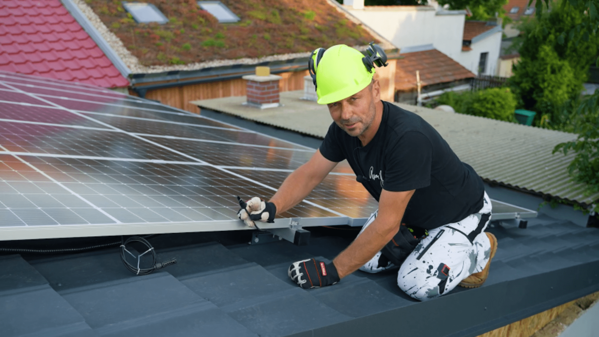 Montáž fotovoltaiky na střechu snadno zvládnete i vy