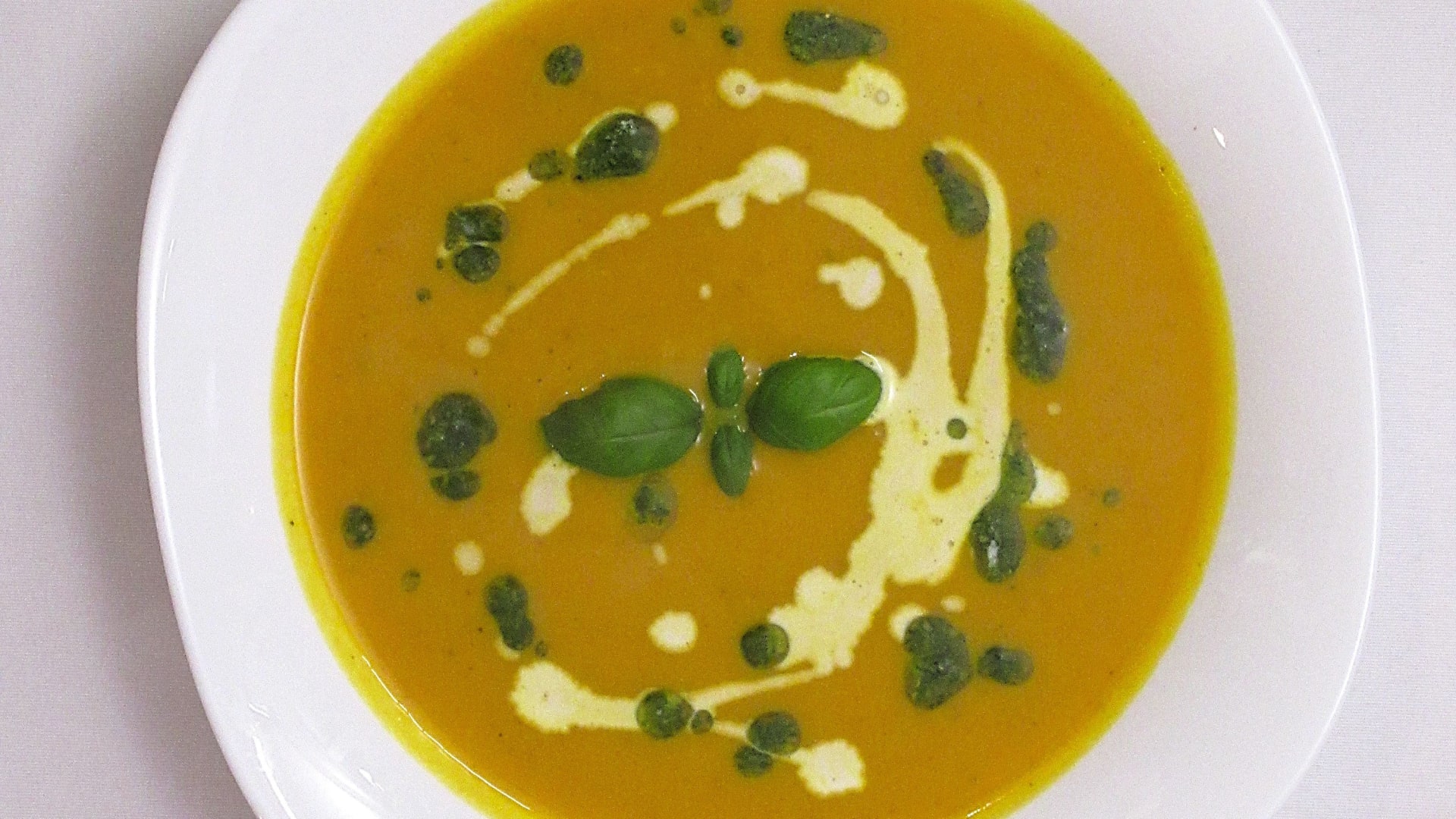 Dýňová polévka s bazalkovým pestem