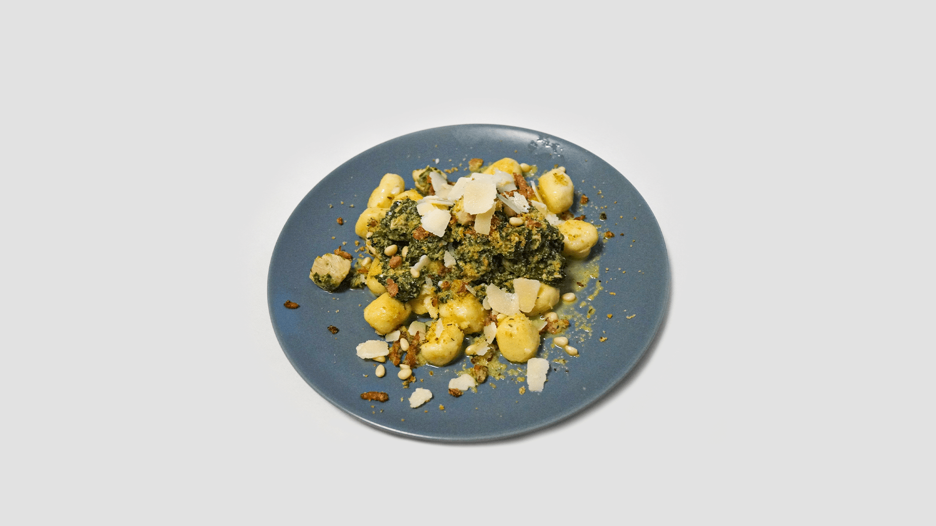 Domácí gnocchi s kuřecím masem, špenátem, piniovými oříšky a parmazánem