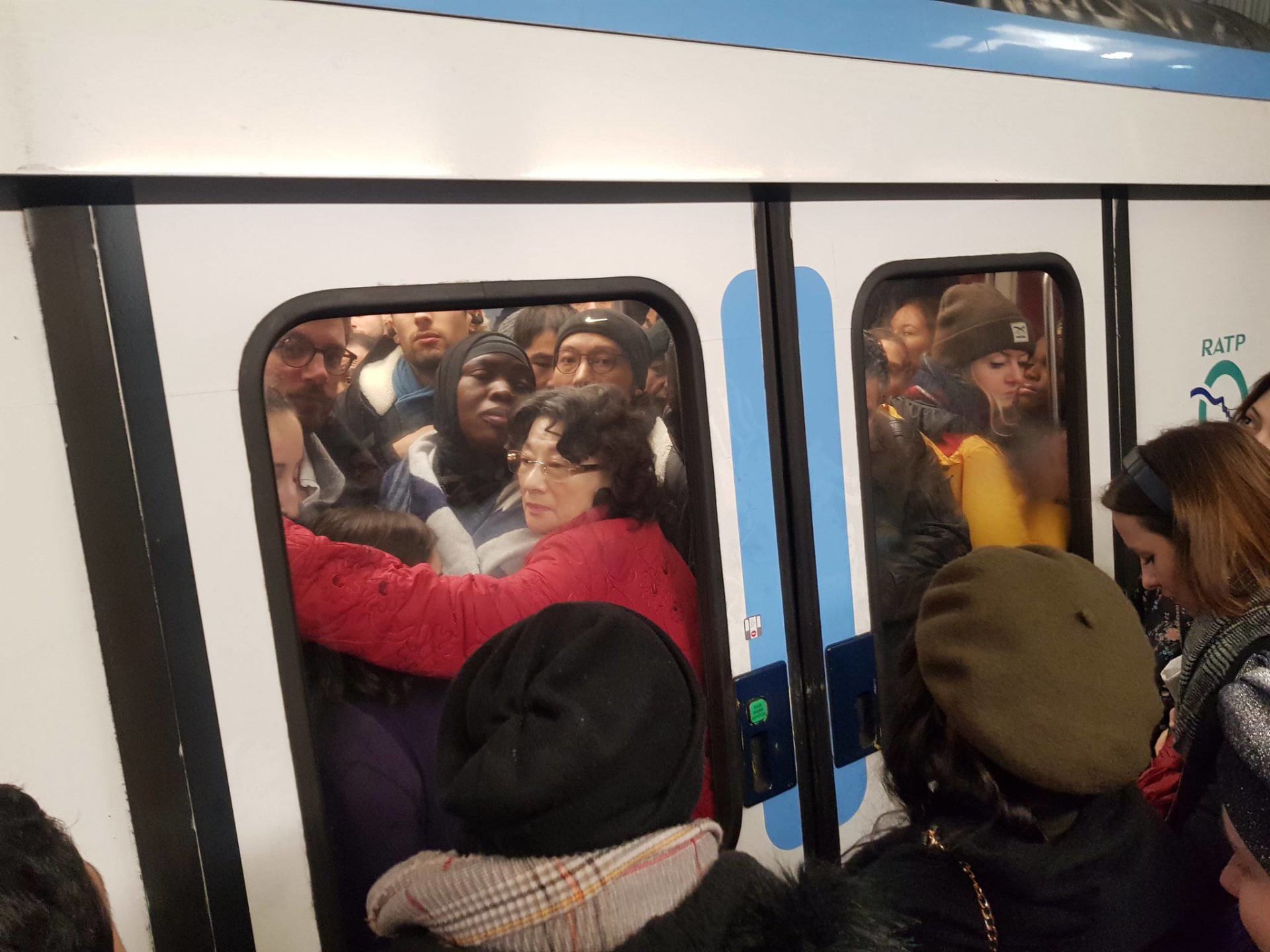 Ranní metro v Paříži během stávky