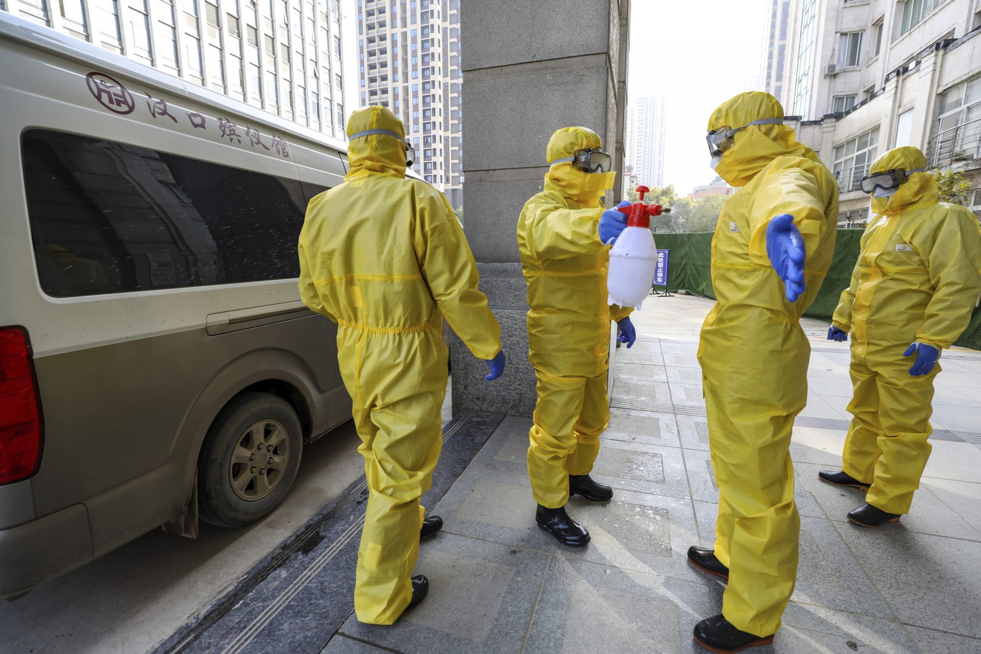 Zaměstnanci pohřebního ústavu ve Wu-chanu se desinfikují ve snaze ochránit se před koronavirem
