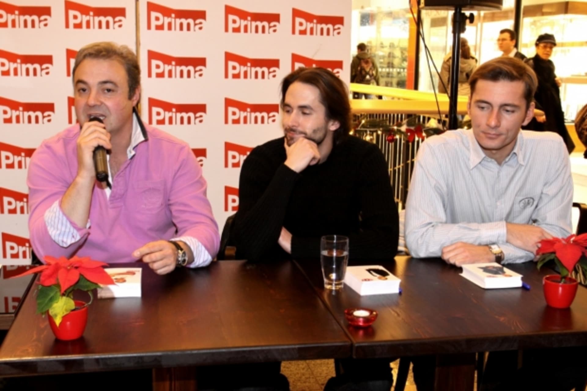 Martin Zounar, Daniel Bambas a Petr Vondráček (zleva) při autogramiádě herců ze seriálu Velmi křehké vztahy