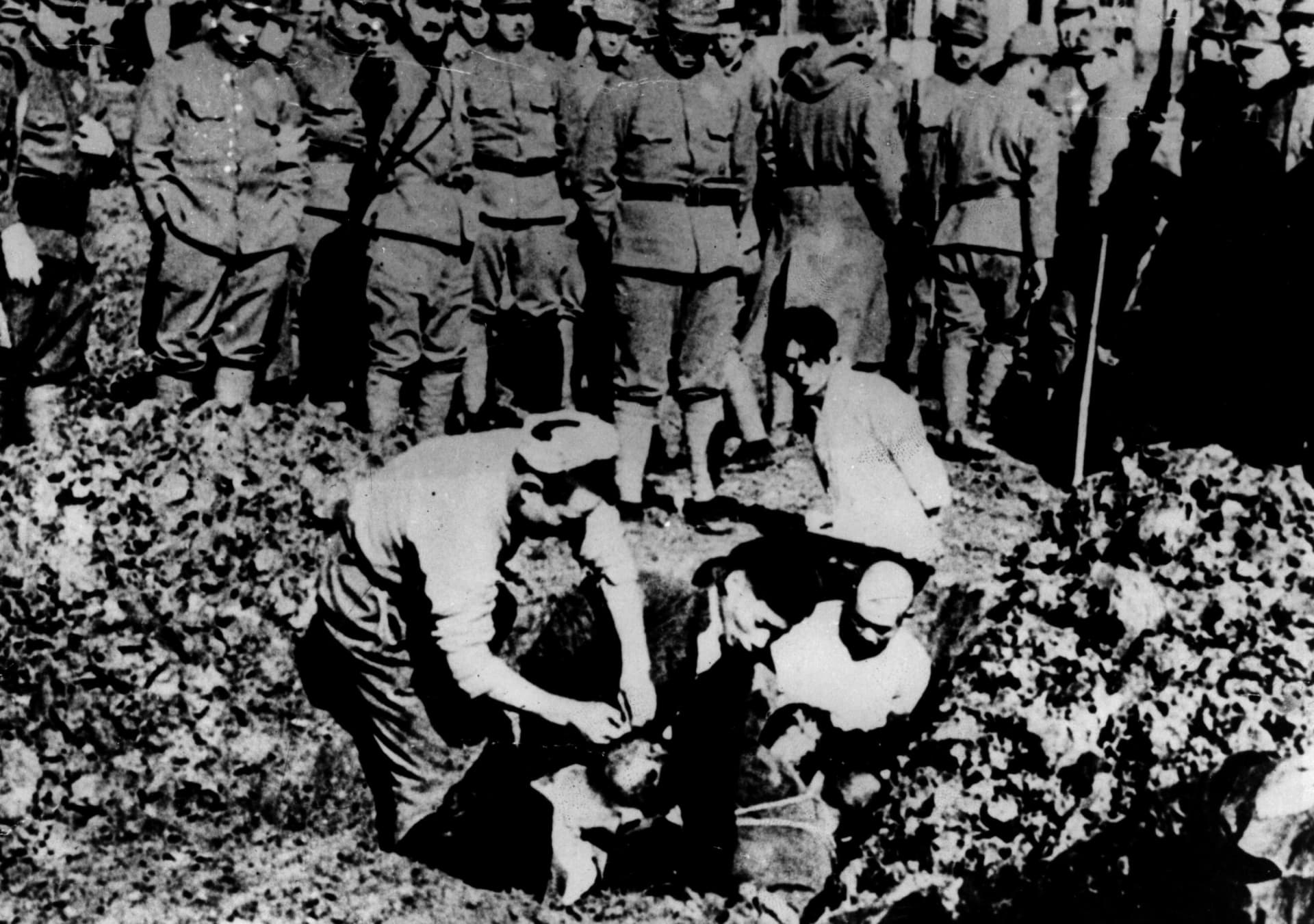 Japonští vojáci po dobytí Nankingu v roce 1938 zaživa pohřbívali zajaté civilisty 