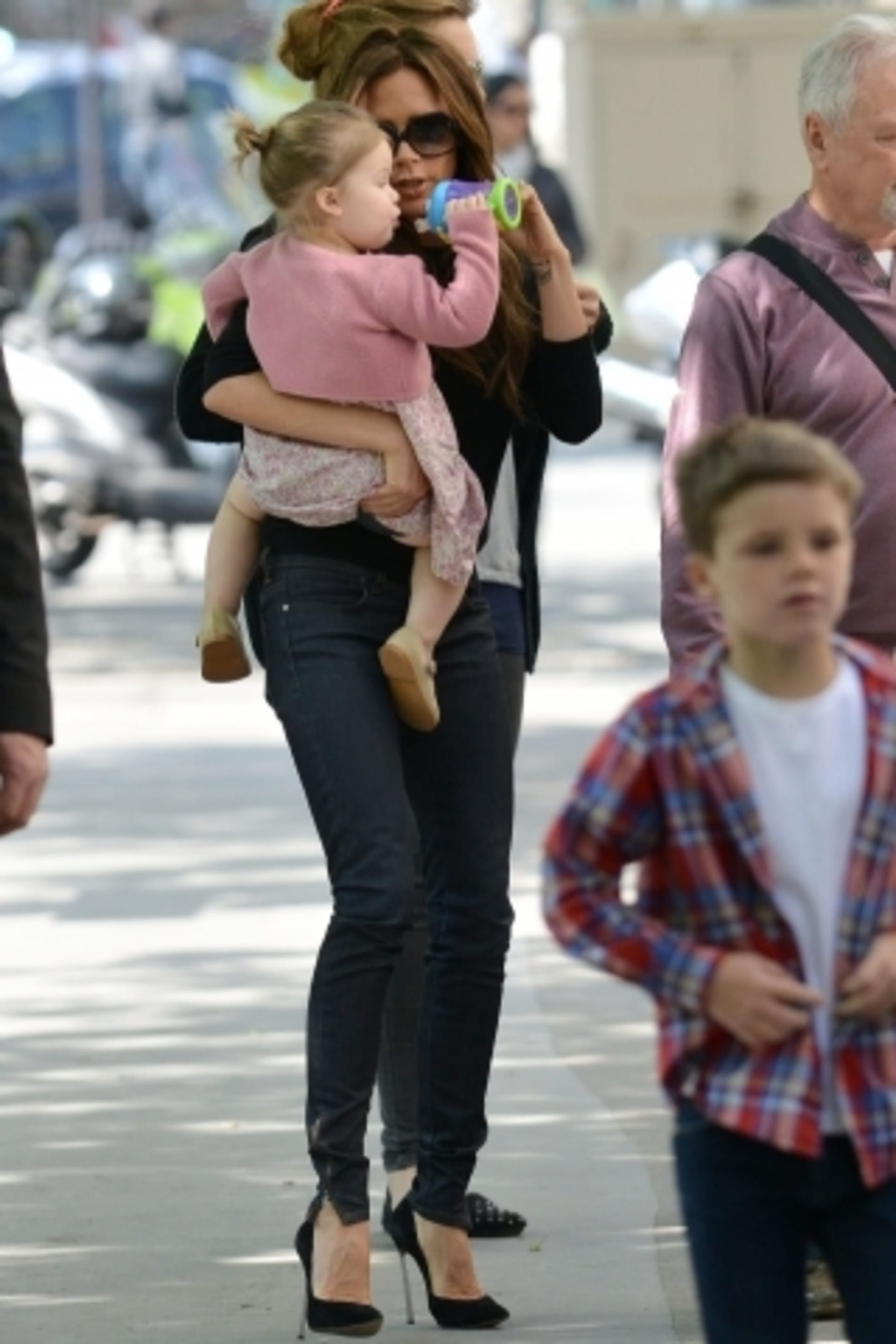 Victoria Beckham v Paříži s dcerou Harper a synem Cruzem