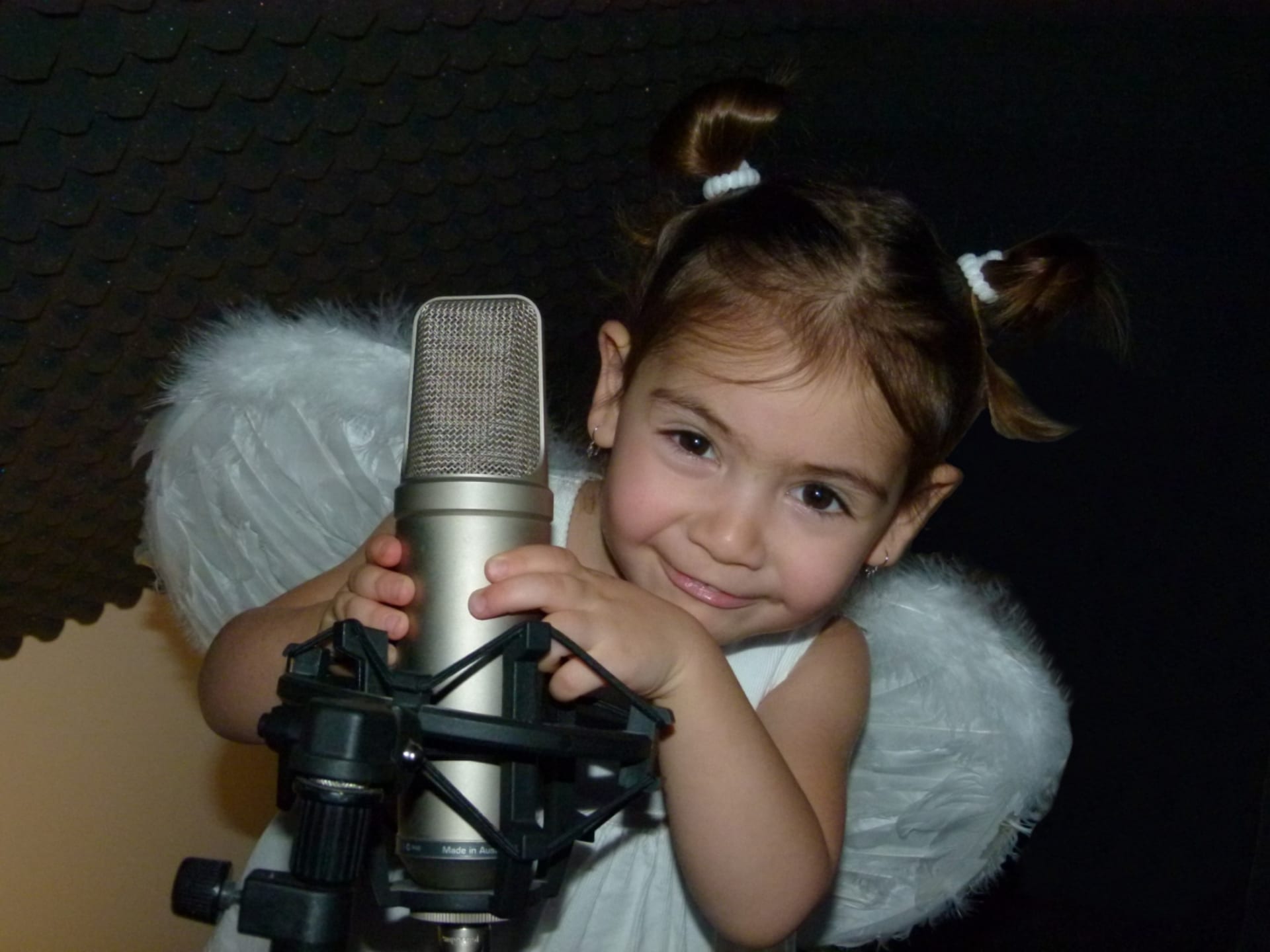 Dcera Vlasy Horvatha s mikrofonem