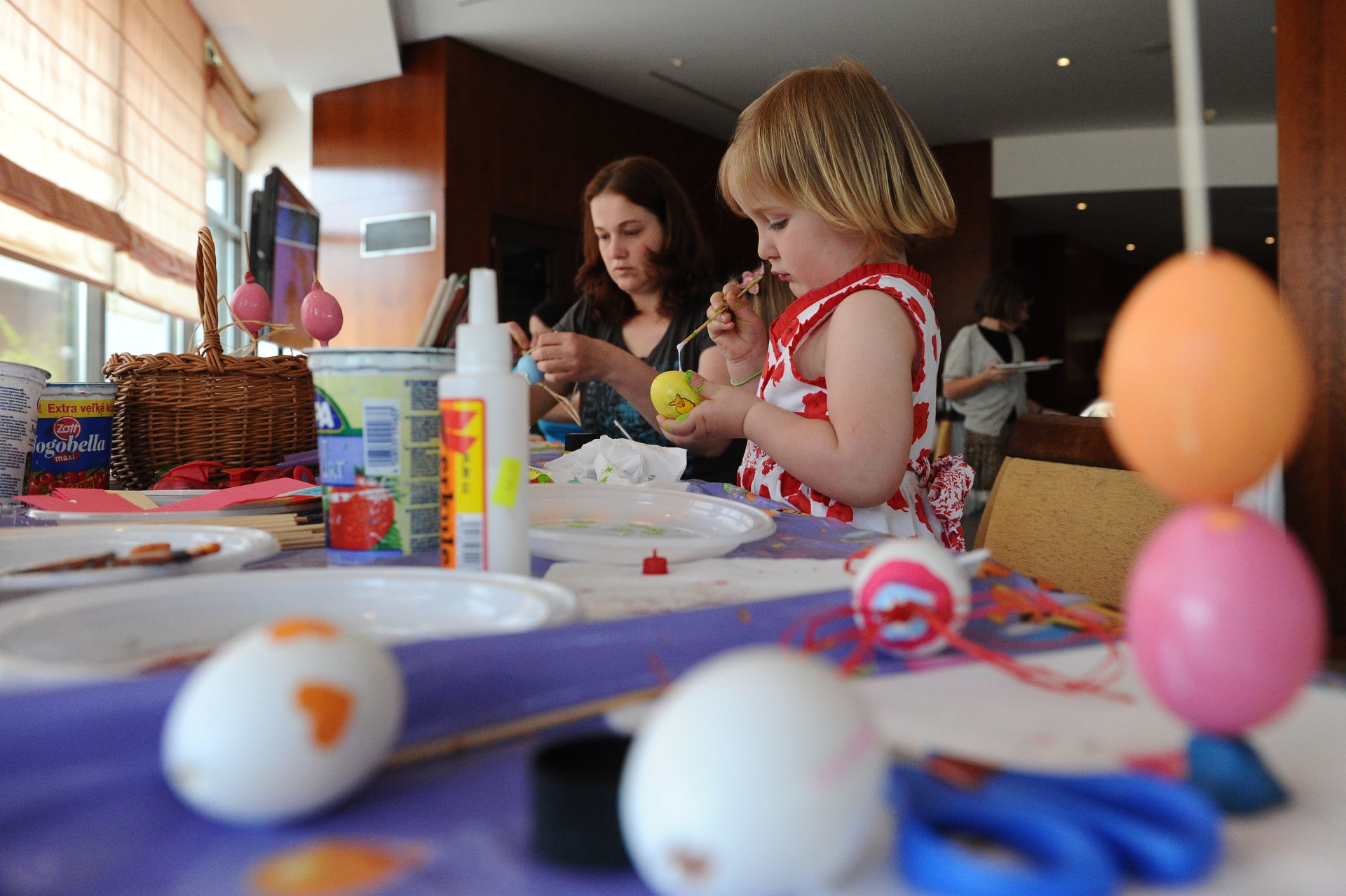 Na velikonočním brunchi se děti naučí malovat vajíčka. FOTO: Corinthia Hotel