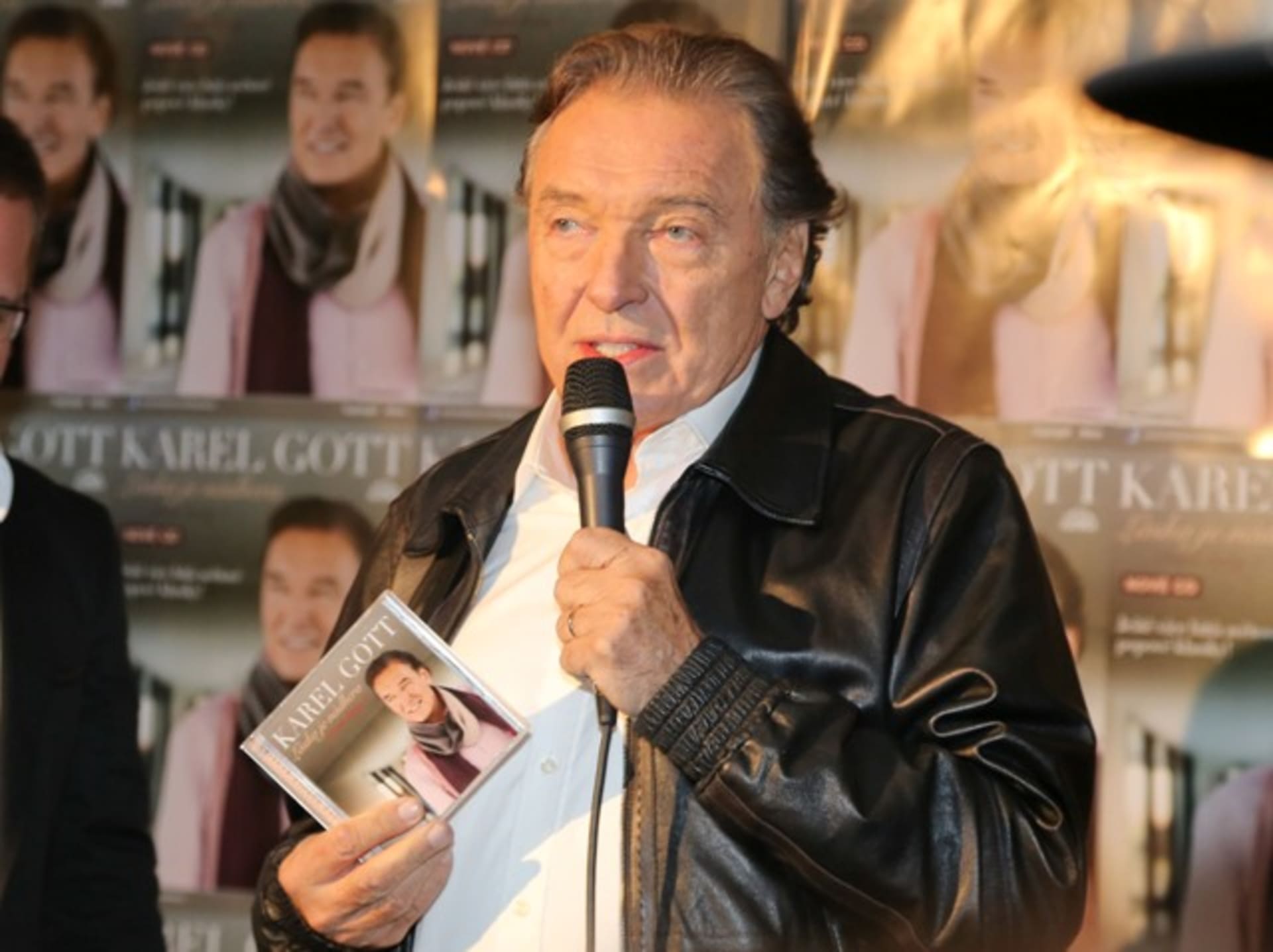 Karel Gott během své kariéry nazpíval desítky alb. 