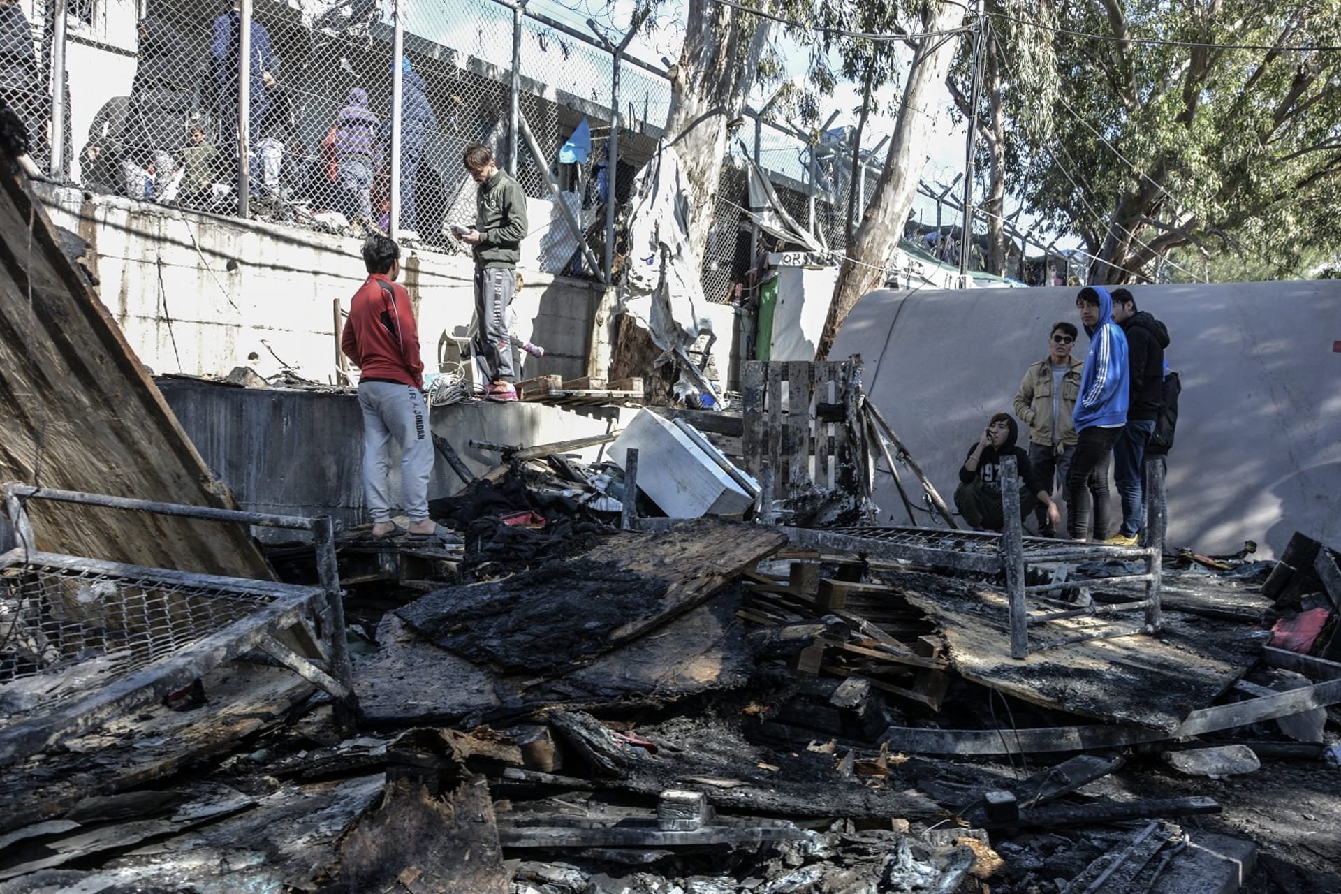 Při požáru v migračním středisku na ostrově Lesbos zemřelo dítě