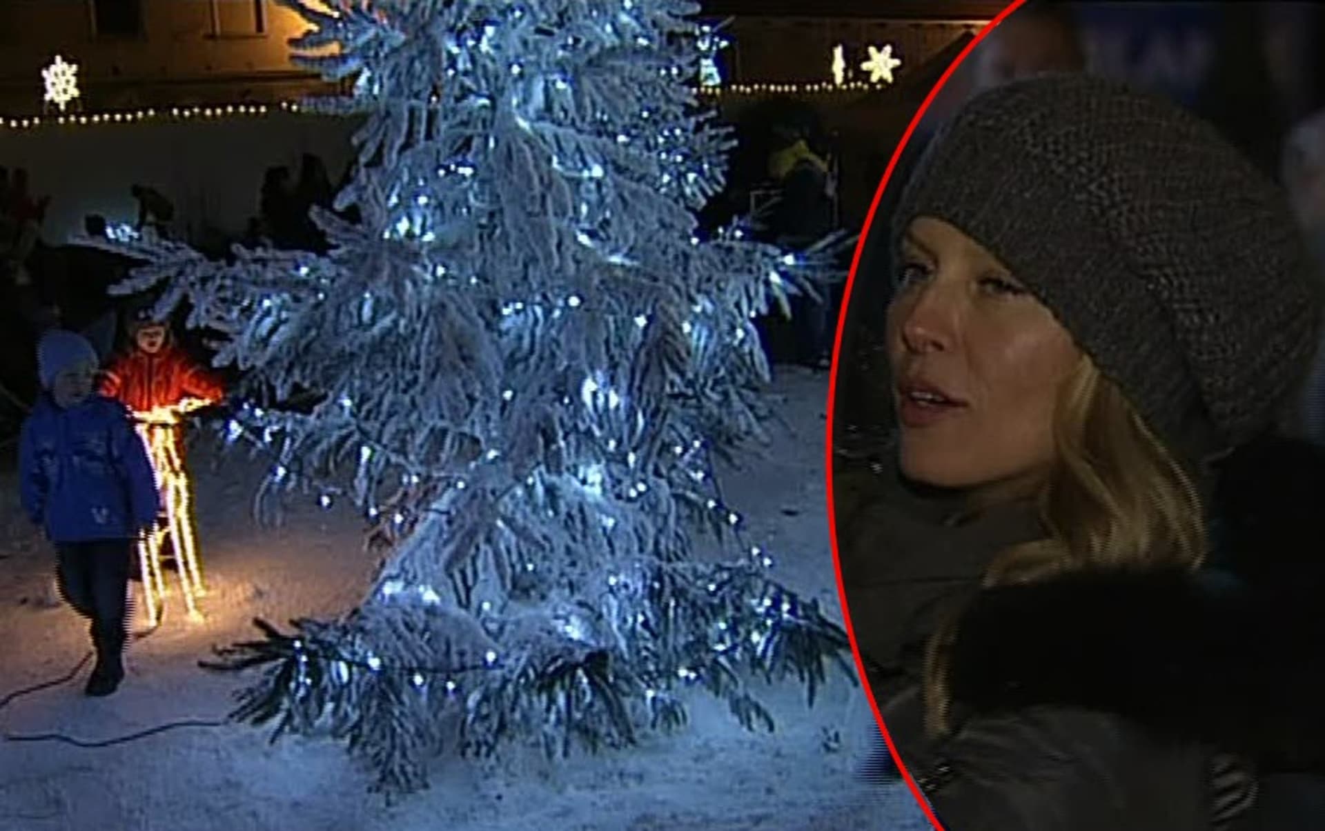 Video VIP zprávy: Simona Krainová zažila u vánočního stromku hned dvojité překvapení. Podívejte se!