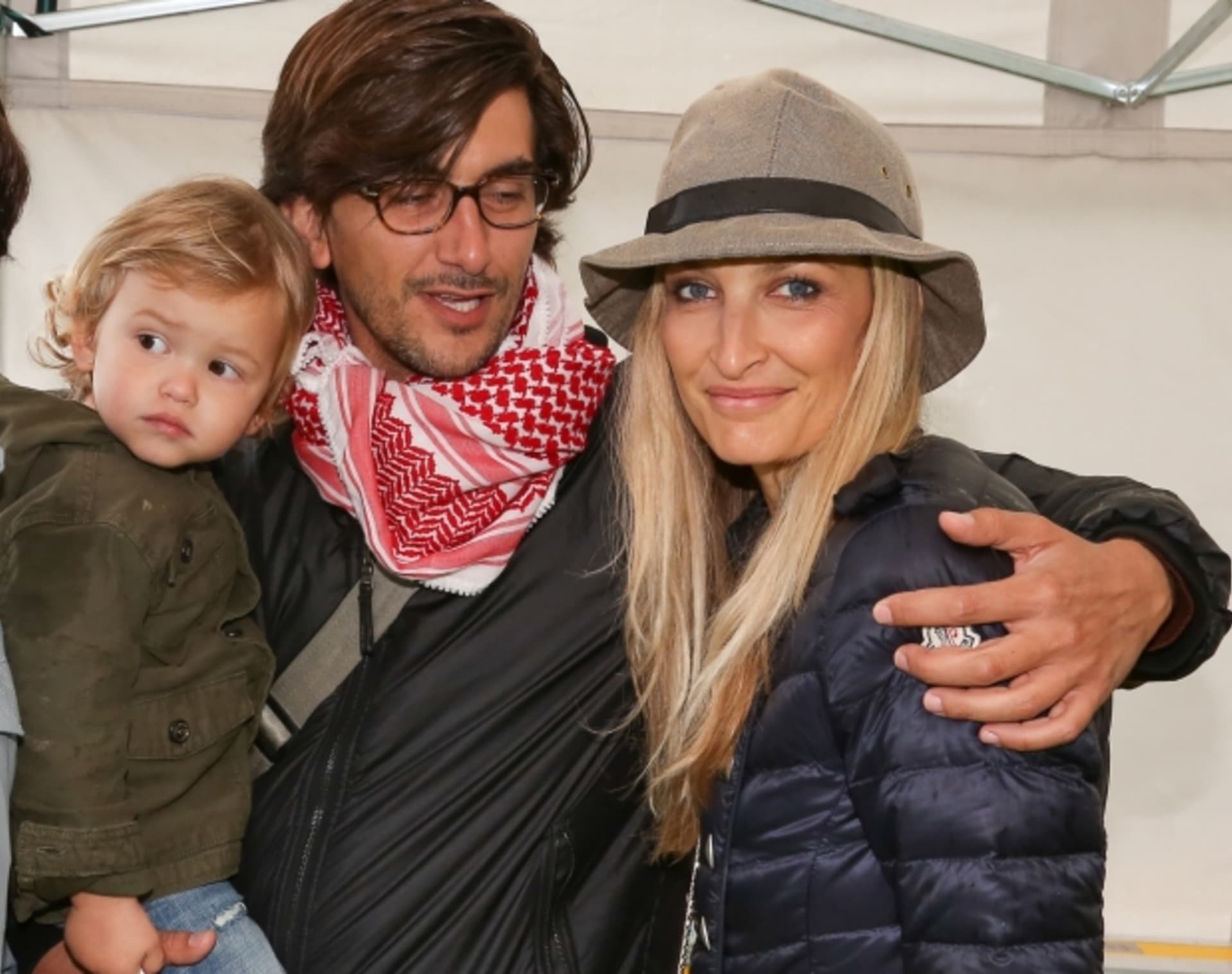 Tereza Maxová se svým partnerem Burakem Oymenem a společným synem Aidenem