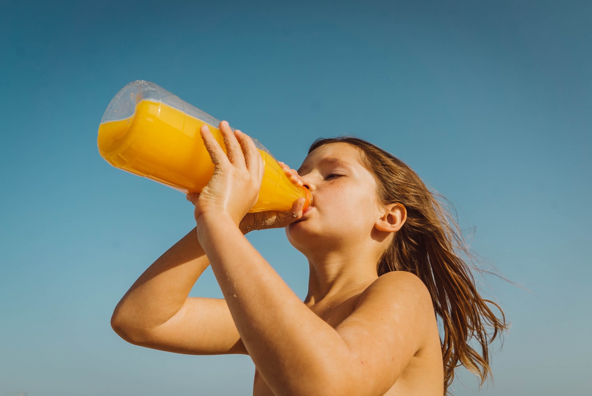 Jaký nápoj udrží vaše tělo nejdéle hydratované? Voda to není.