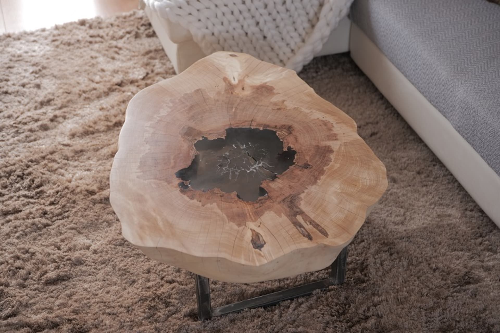 Vyrobte si luxusní konferenční stolek z kmene stromu