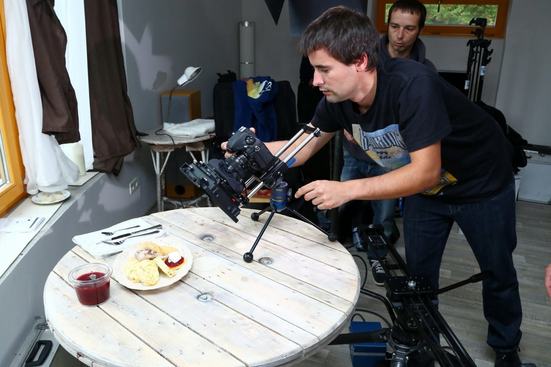 Záviděli jste někdy filmařům práci na pořadech o vaření? Mysleli jste si, že se při ní i hojně ochutnává? Omyl. Naservírovaný pokrm ještě dlouze stydne před objektivy kamery a foťáku.