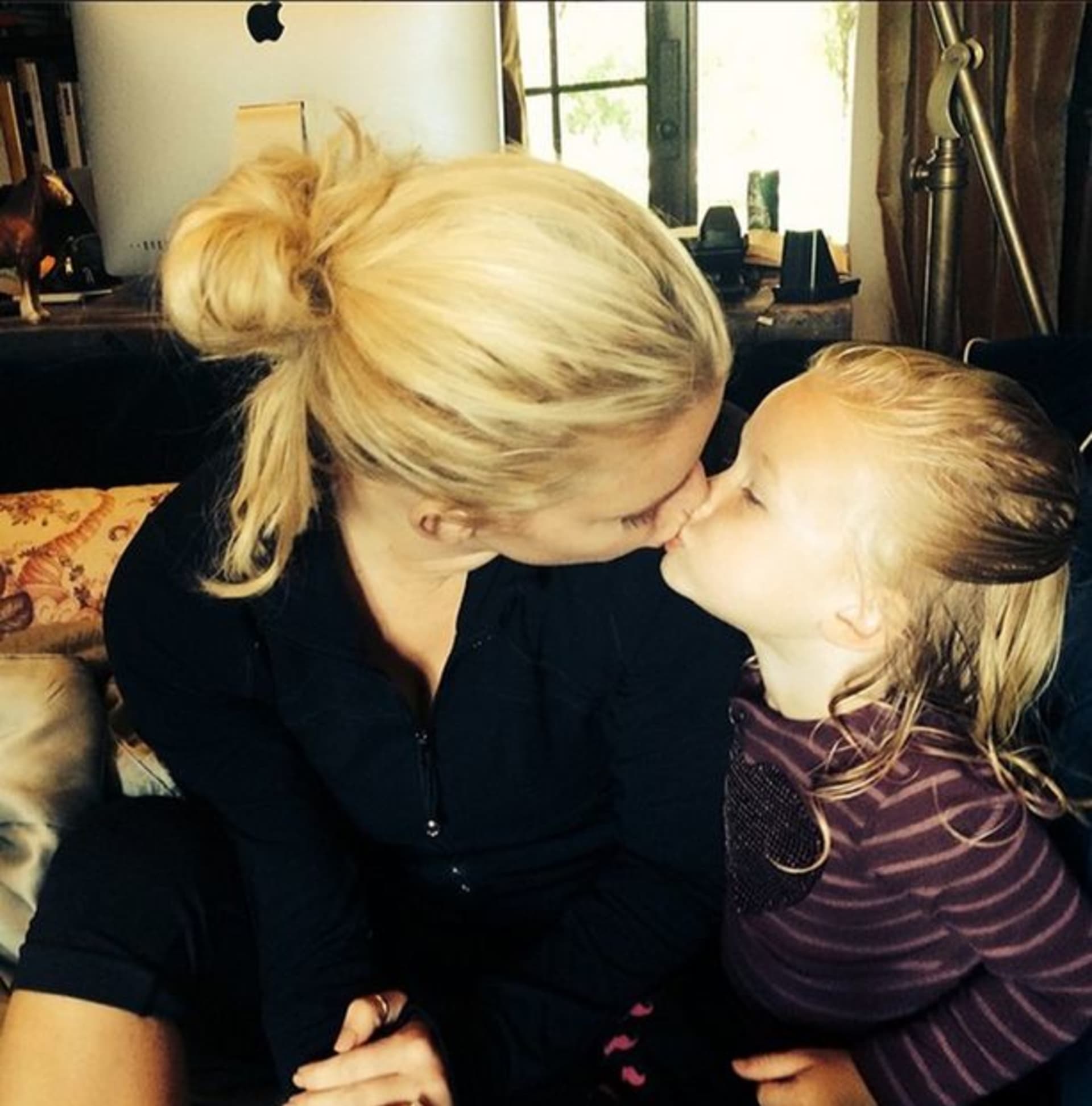 Jessica Simpson a její dcera Maxwell přejí čokoládovou pusinku