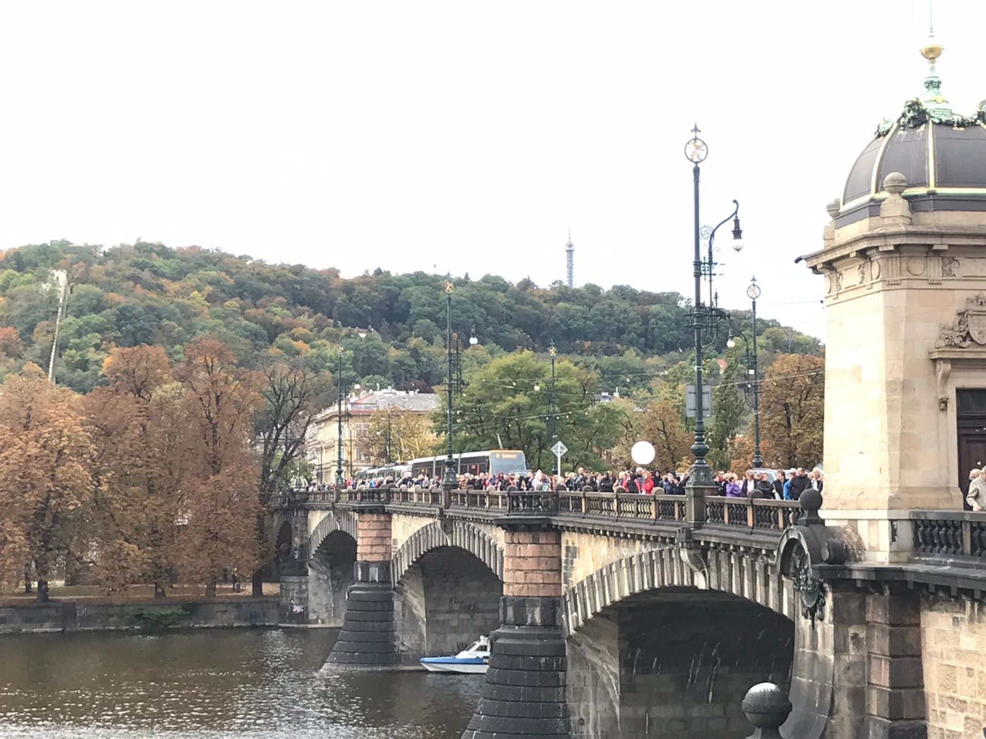 Fanoušci Karla Gotta stojí ve frontě na mostě Legií