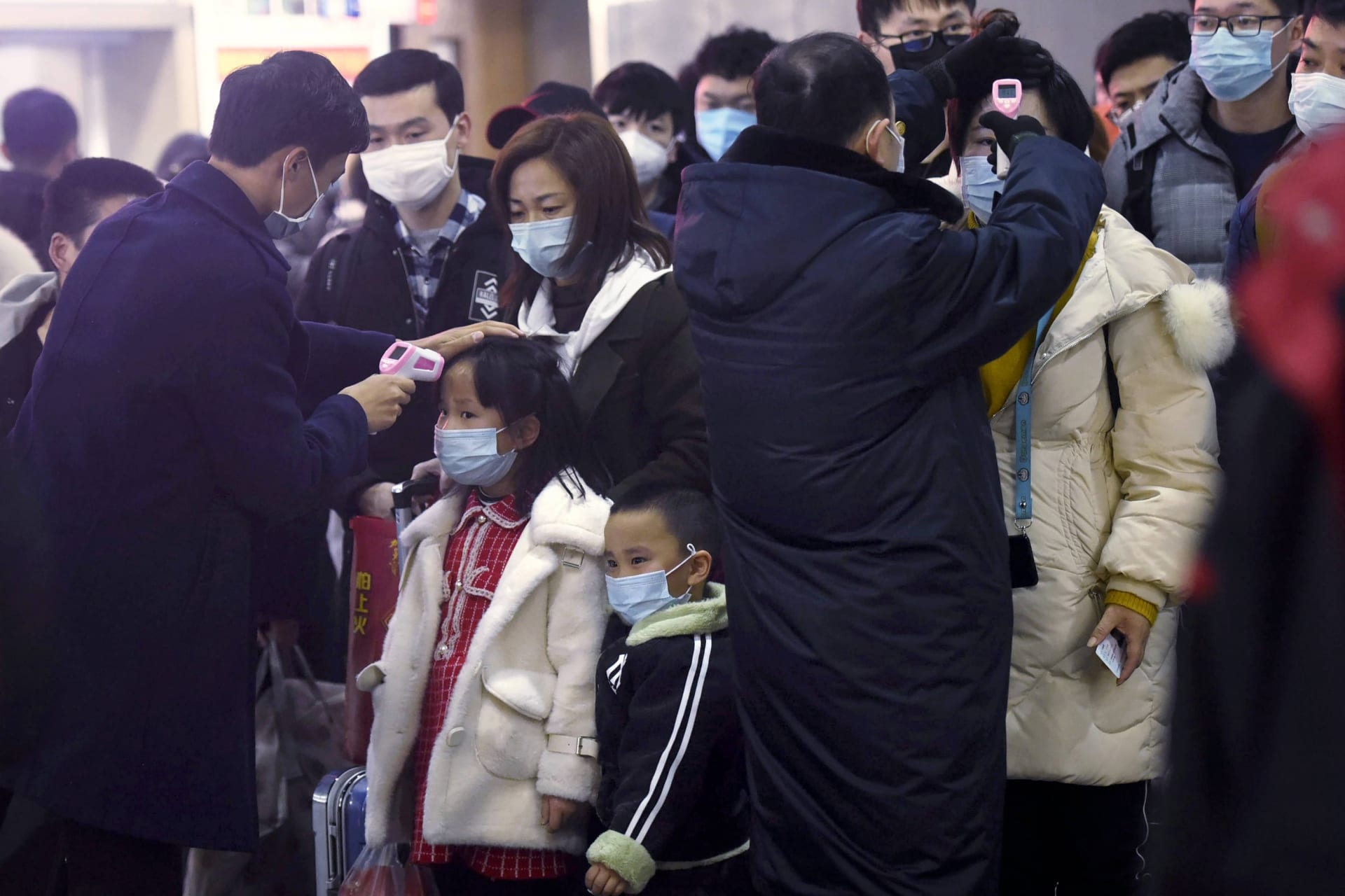 Kontrola tělesné teploty u cestujících v Číně