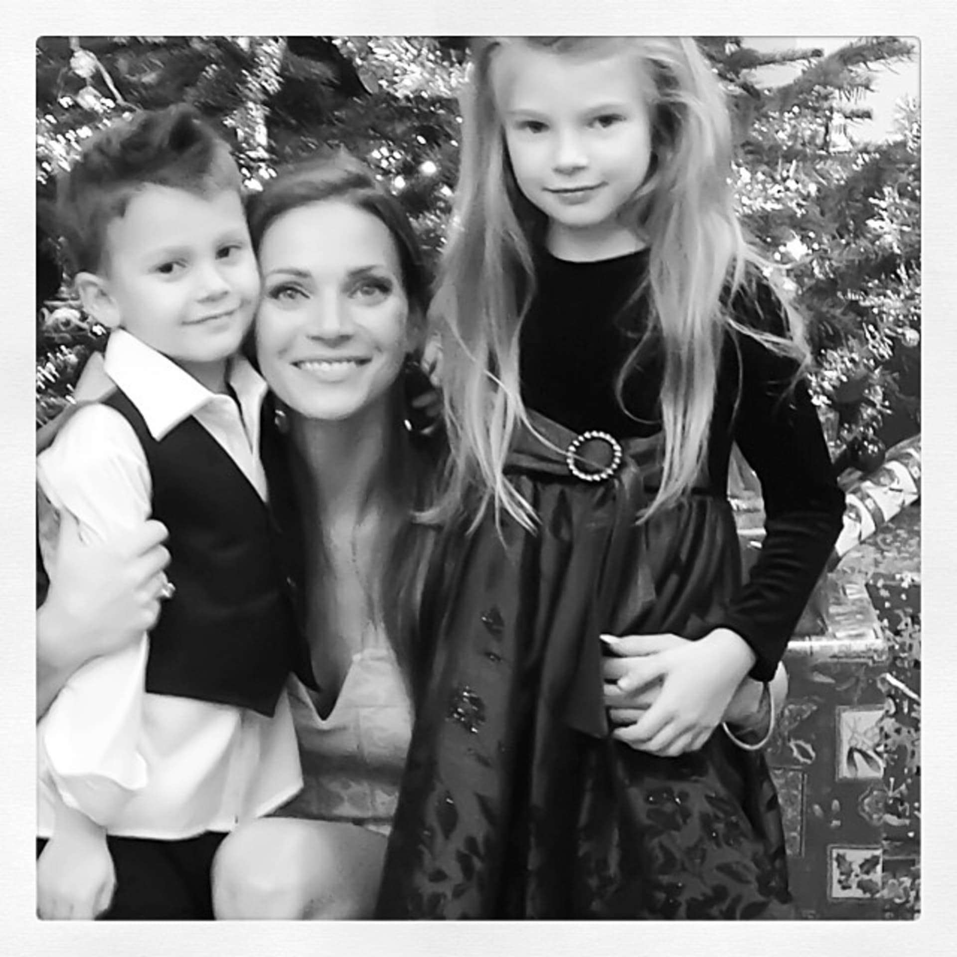 Andrea Verešová a její dvě krásné děti při štědrovečerní večeři