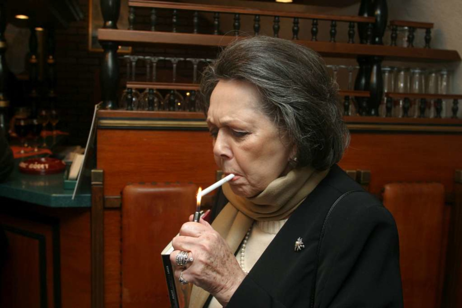 K herečce Jiřině Jiráskové patří neodmyslitelně i zapálená cigareta