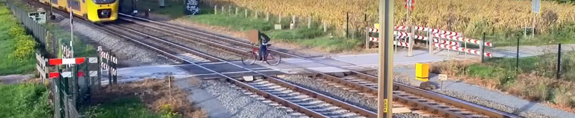 Jen pár sekund ho dělilo od smrti: Cyklista přehlédl projíždějící vlak