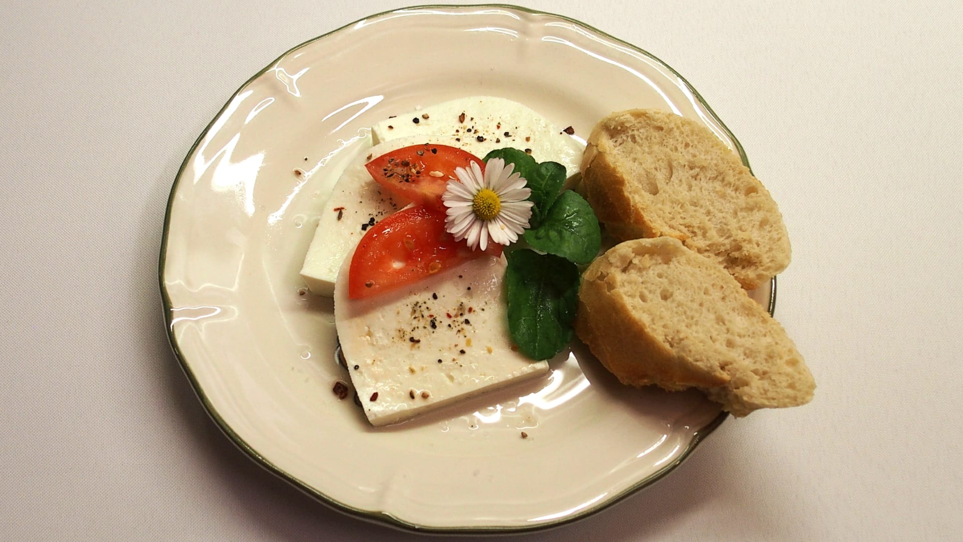 Čerstvý bílý sýr s pečivem a bylinkami