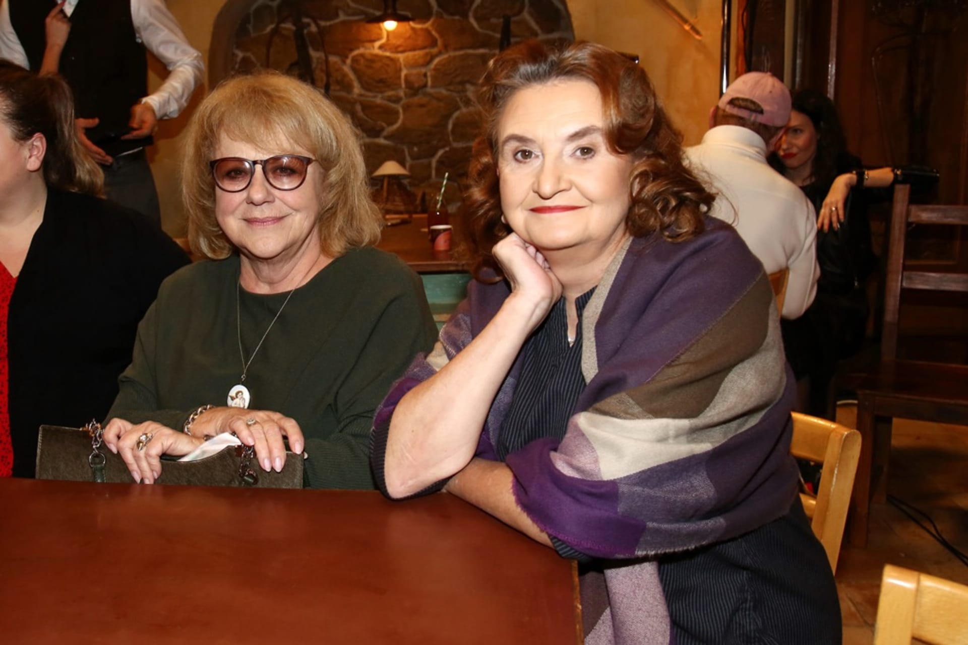 Iva Hüttnerová s Evou Holubovou během natáčení seriálu Slunečná.
