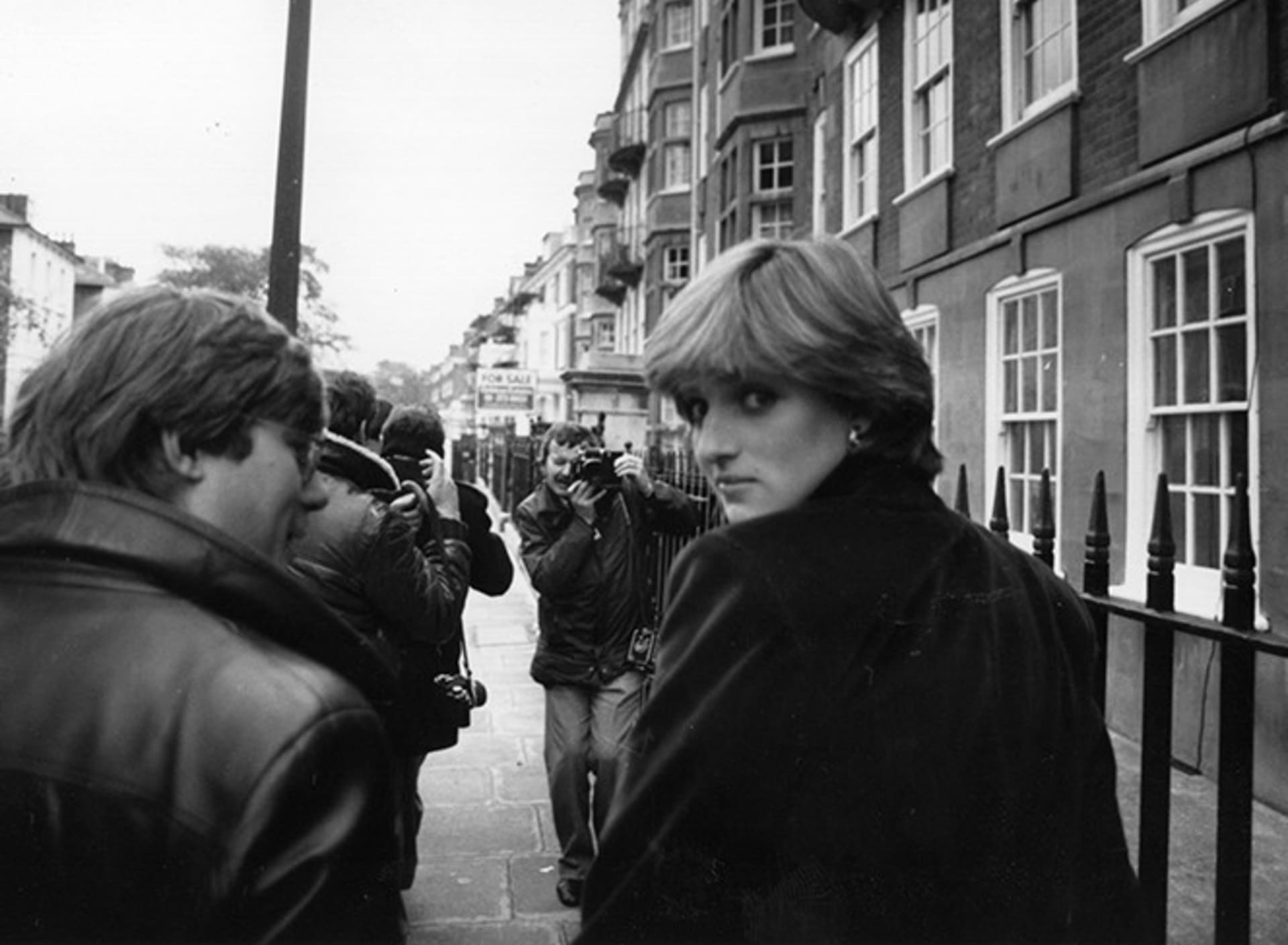 Diana v londýnské ulici obklopena novináři, 1981.