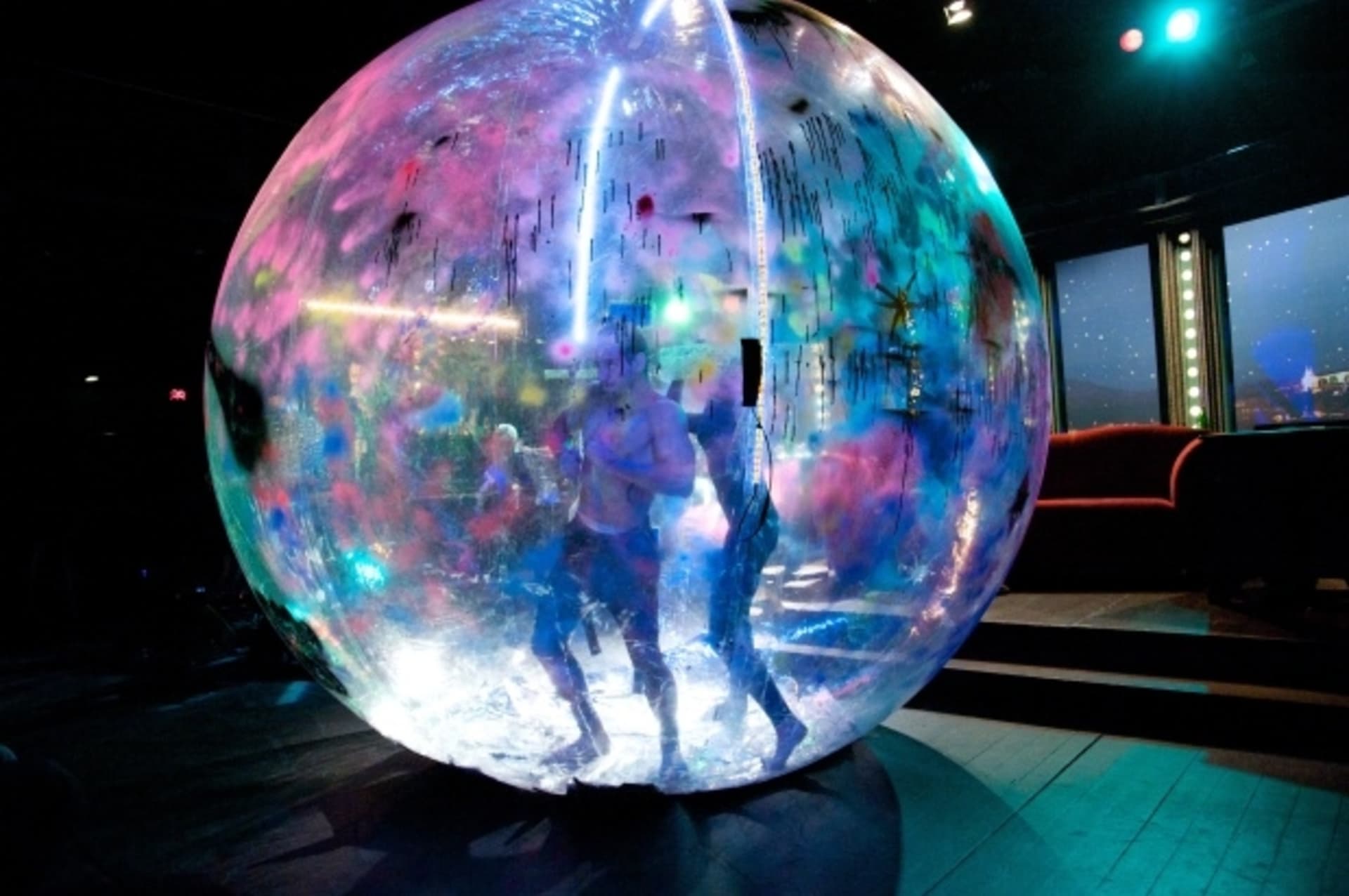 Yemi AD tančí v bublině