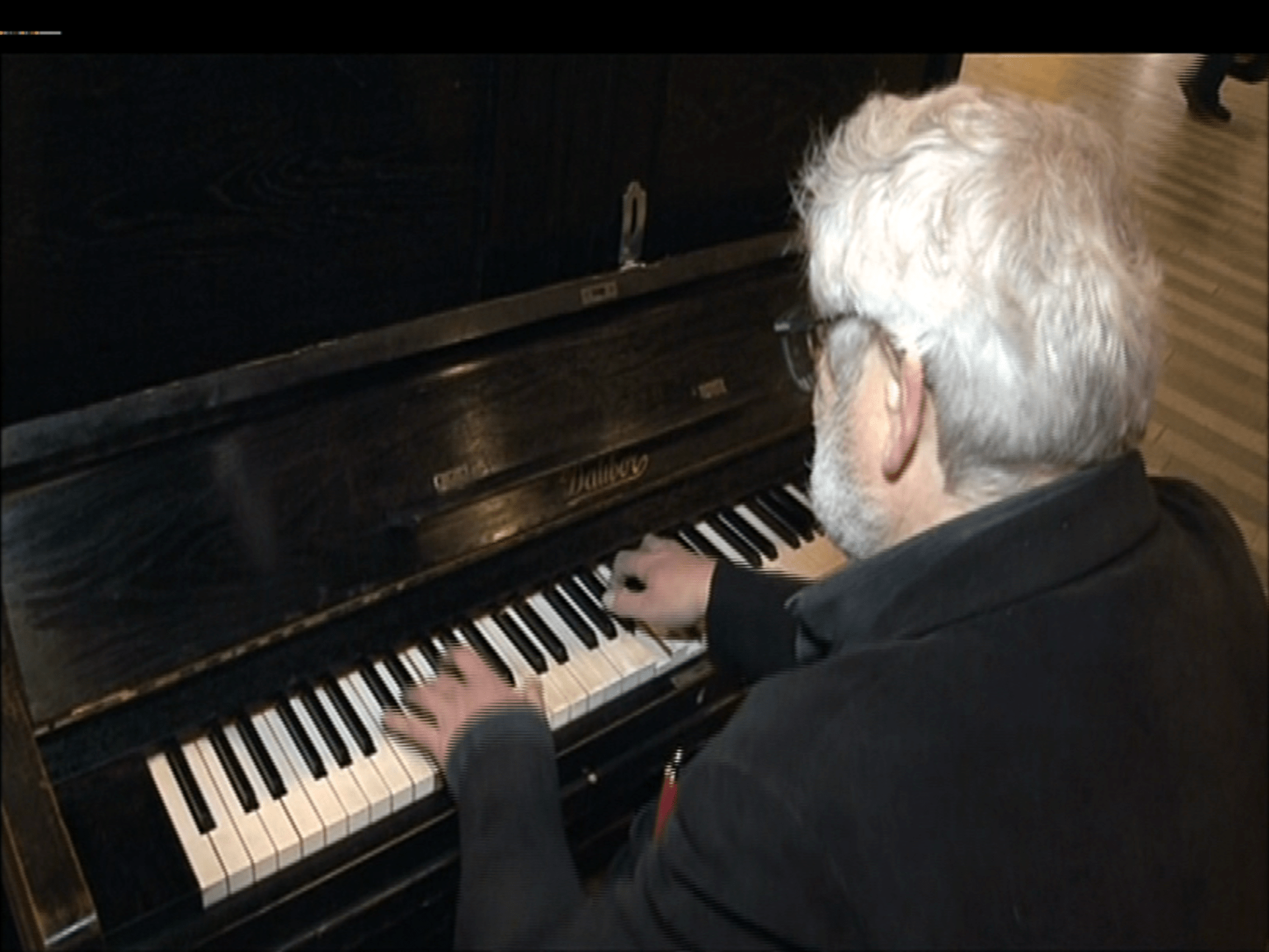 Josef Klíma hraje na klavír na Hlavním nádraží