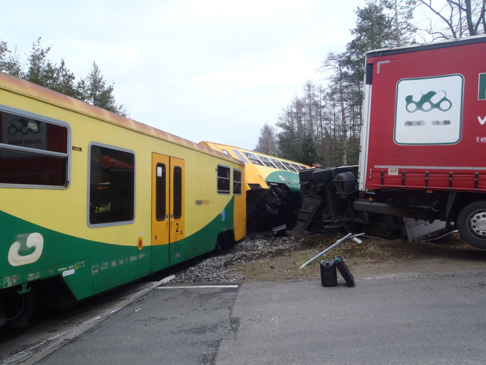 Při srážce vlaku s kamionem Příbramsku se zranily 4 lidé