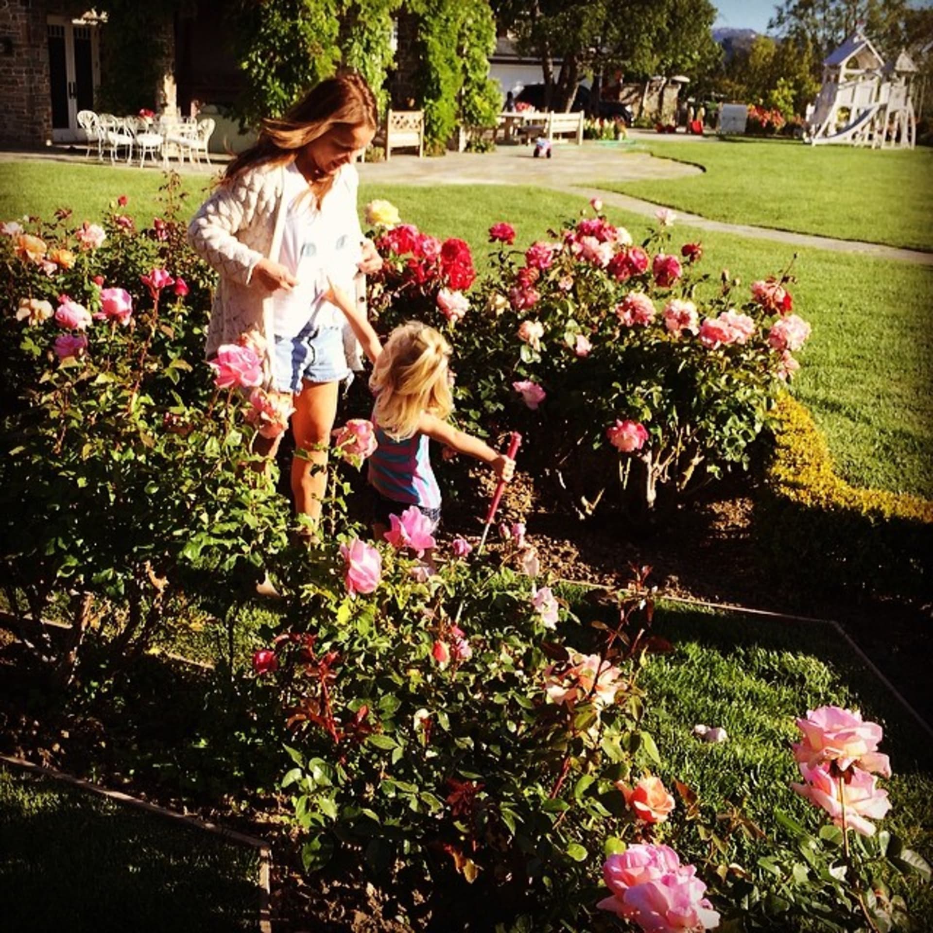 Jessica Simpson s dcerou Maxwell tráví Velikonoce na zahradě