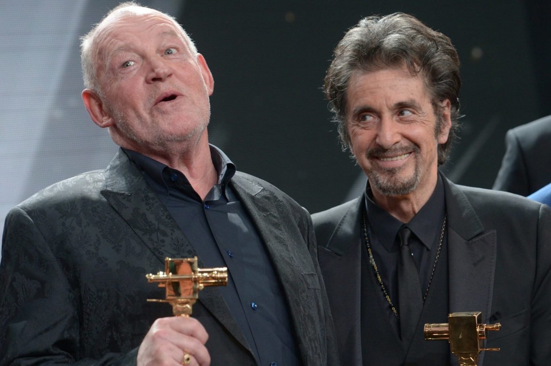 Joe Cocker a Al Pacino loni při přebírání ceny na 48th Golden Camera Awardv Berlíně