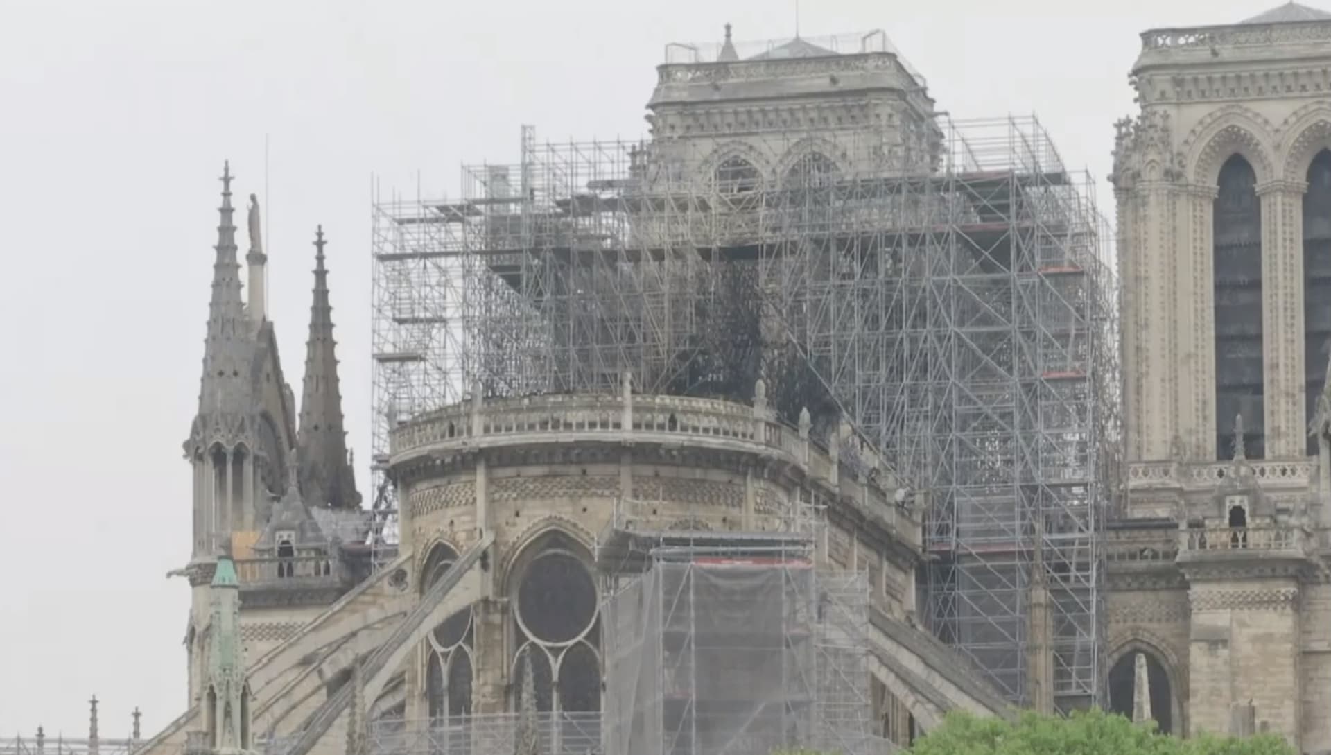 Notre-Dame - lešení - po požáru foto youtube