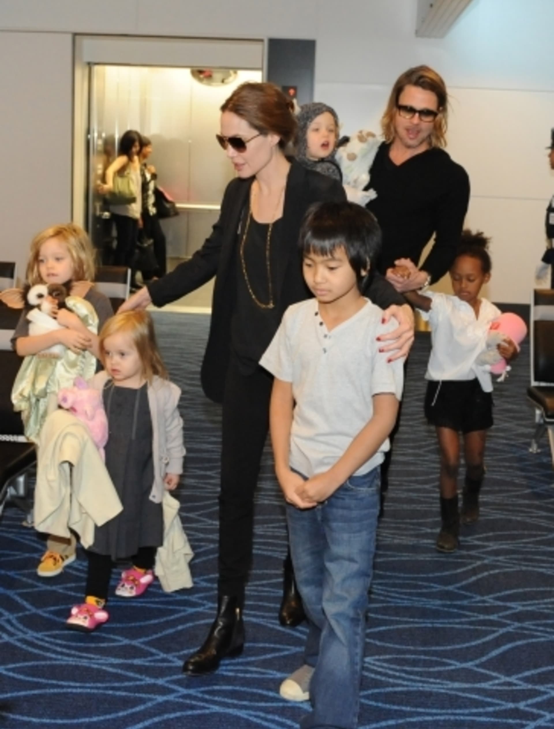 Brad a Angelina s pěti ze svých šesti dětí