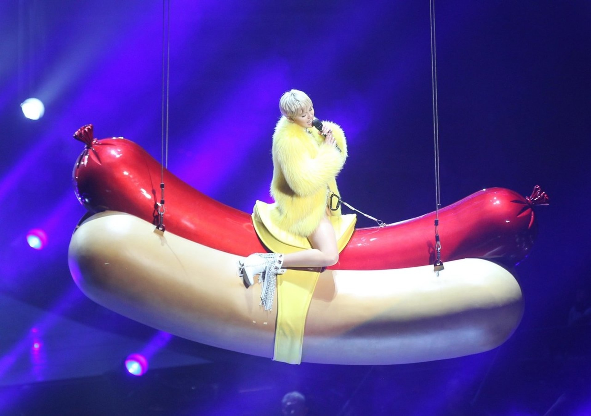 Miley Cyrus na klobáse